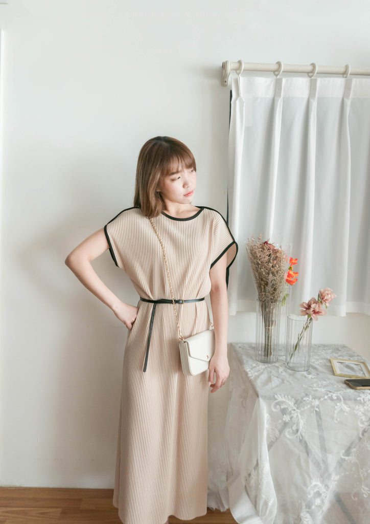 (BEIGE ONLY) Pleated Coco 輕優雅船領細百褶裙身闊鬆開叉, Dress/ DS9311