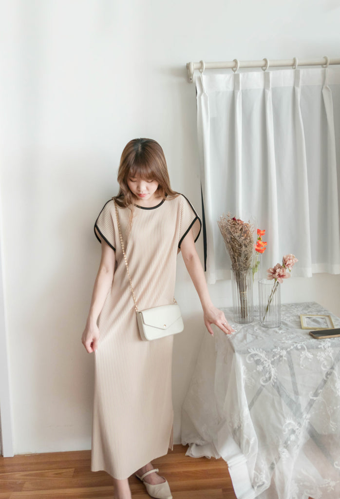 (BEIGE ONLY) Pleated Coco 輕優雅船領細百褶裙身闊鬆開叉, Dress/ DS9311