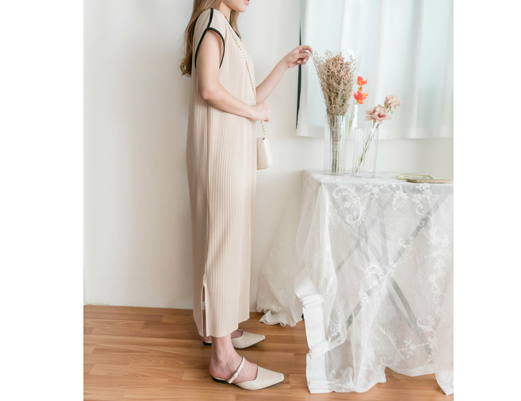 (BEIGE ONLY) Pleated Coco 輕優雅船領細百褶裙身闊鬆開叉, Dress/ DS9311
