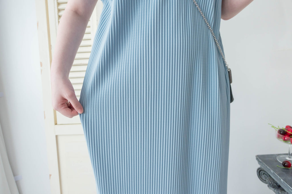 (BEIGE ONLY) Pleated Coco 輕優雅船領細百褶裙身闊鬆開叉, Dress/ DS9311