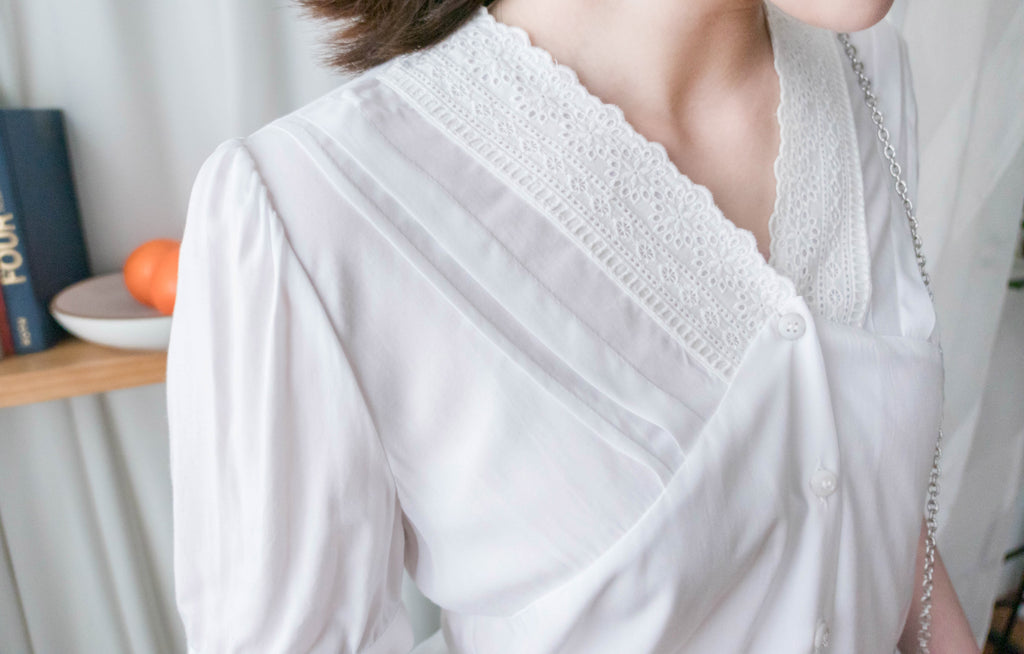 V Collar 白色通花花邊V形領口車褶, Blouse/ BU8959