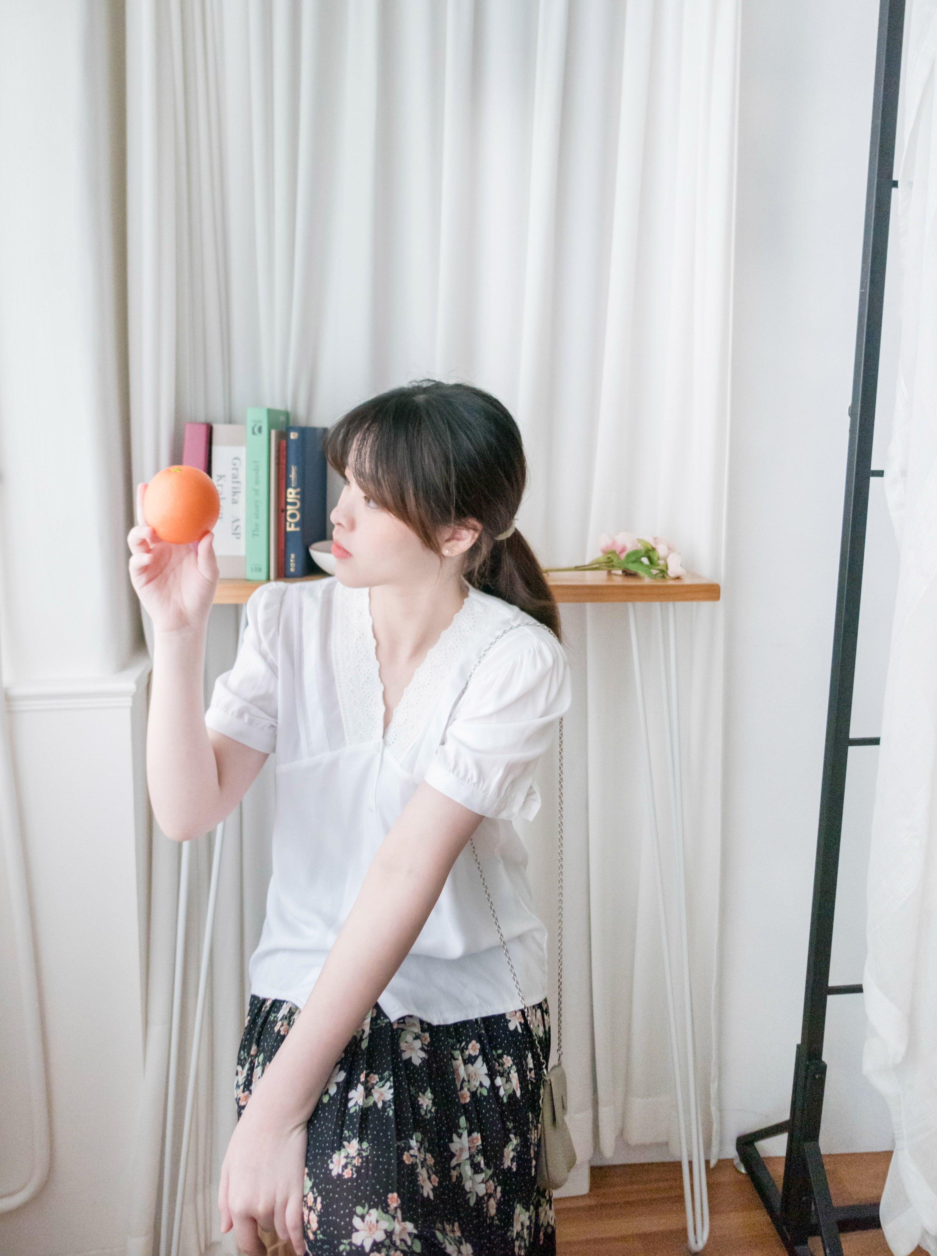 V Collar 白色通花花邊V形領口車褶, Blouse/ BU8959
