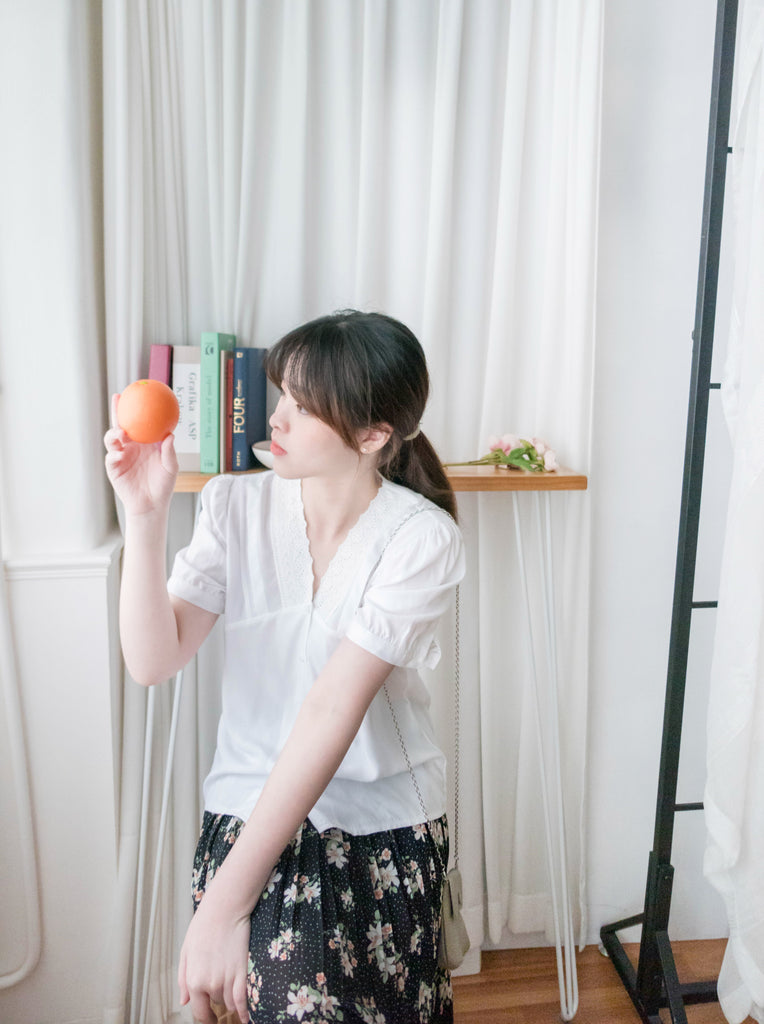 V Collar 白色通花花邊V形領口車褶, Blouse/ BU8959
