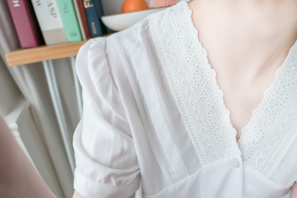 V Collar 白色通花花邊V形領口車褶, Blouse/ BU8959