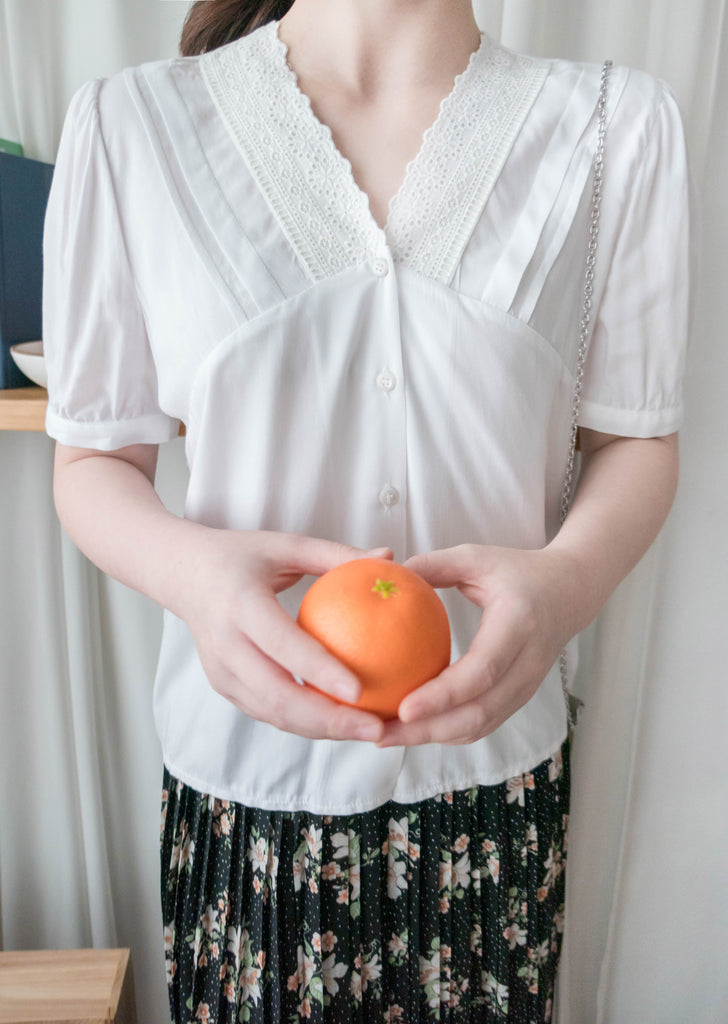 V Collar 白色通花花邊V形領口車褶, Blouse/ BU8959