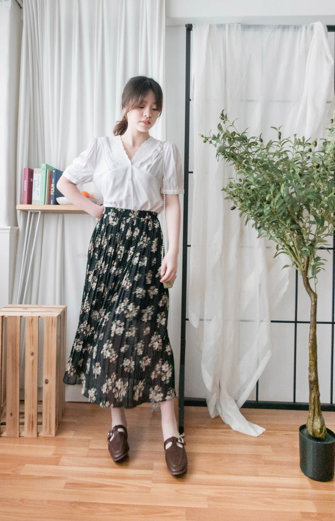 V Collar 白色通花花邊V形領口車褶, Blouse/ BU8959