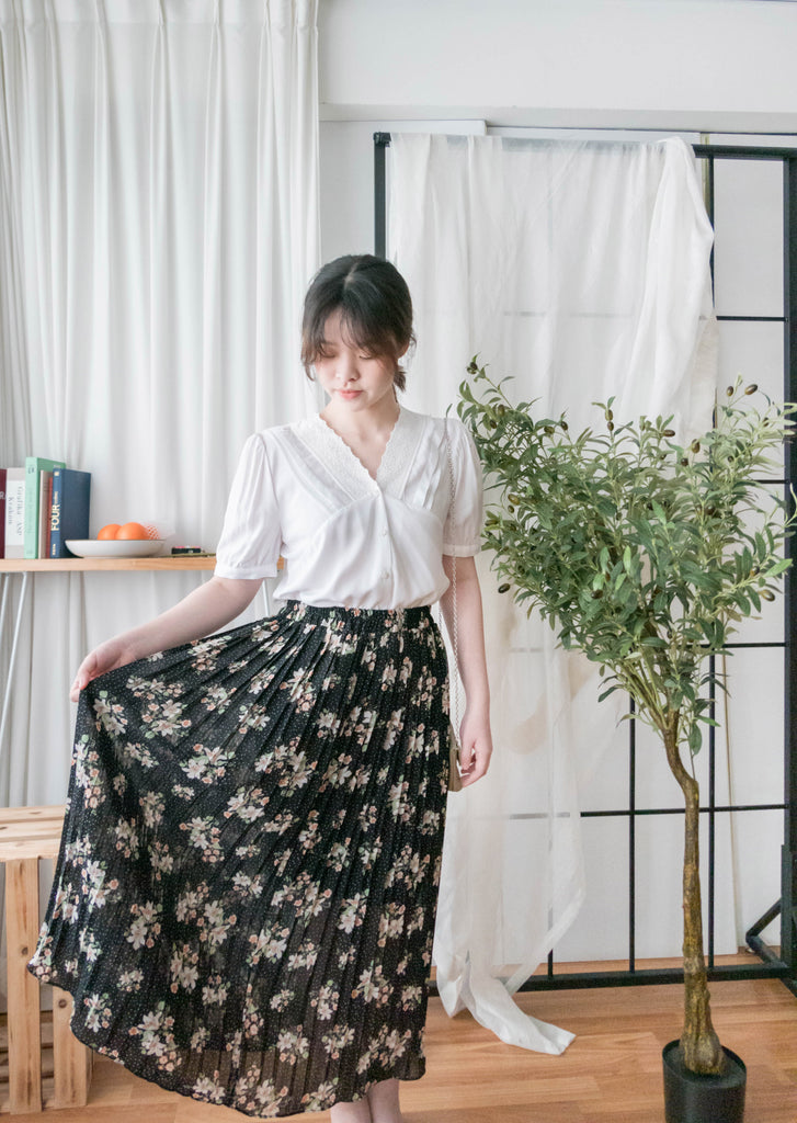 V Collar 白色通花花邊V形領口車褶, Blouse/ BU8959