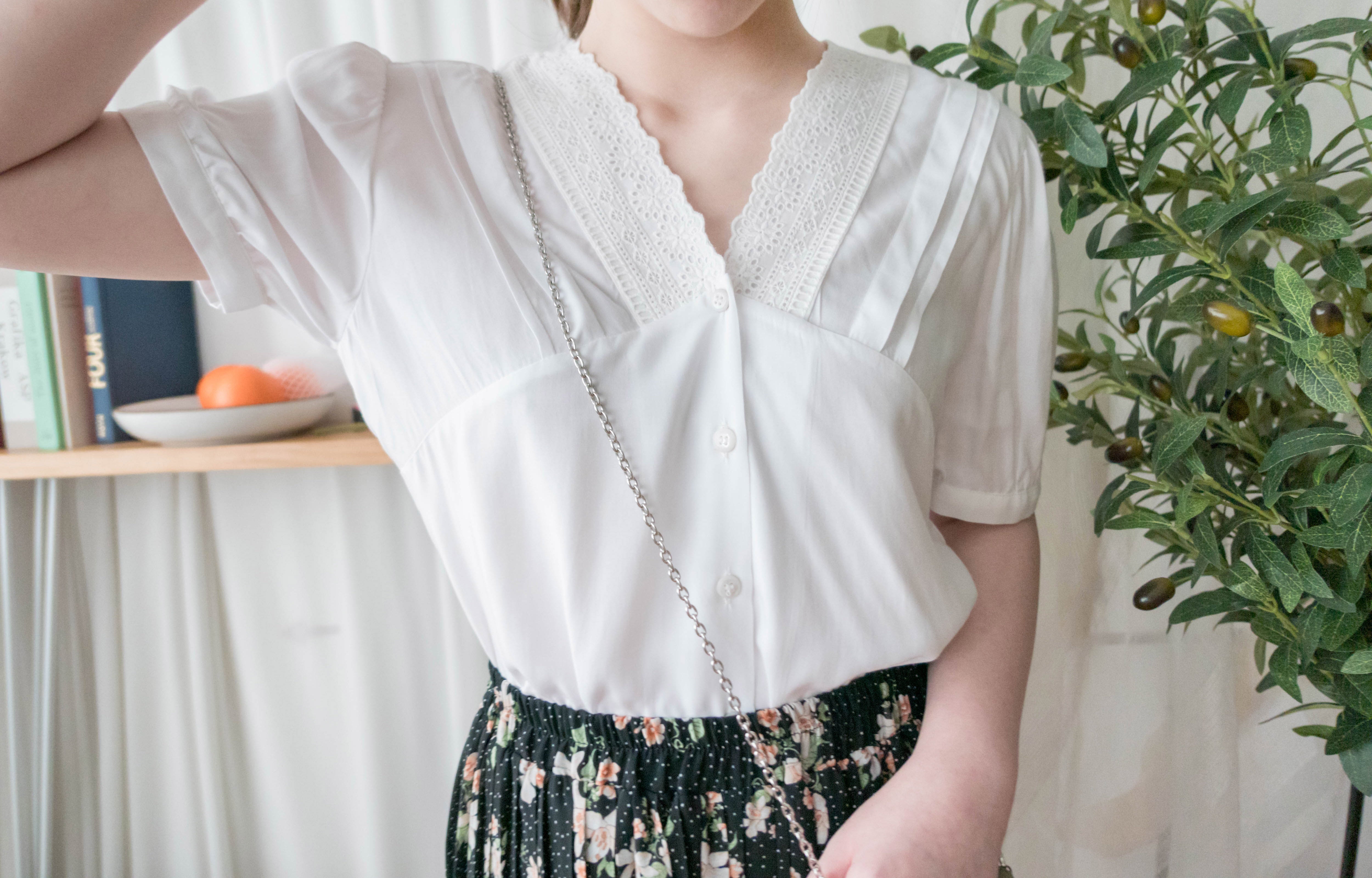 V Collar 白色通花花邊V形領口車褶, Blouse/ BU8959