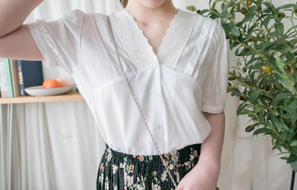 V Collar 白色通花花邊V形領口車褶, Blouse/ BU8959