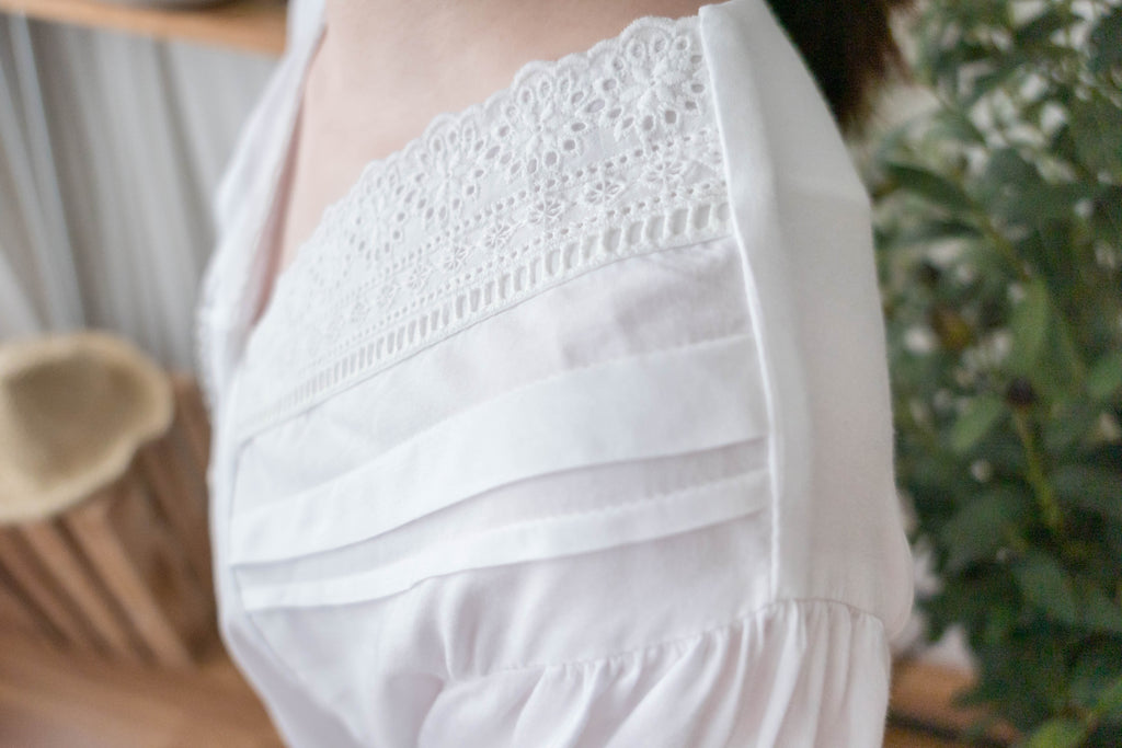 V Collar 白色通花花邊V形領口車褶, Blouse/ BU8959