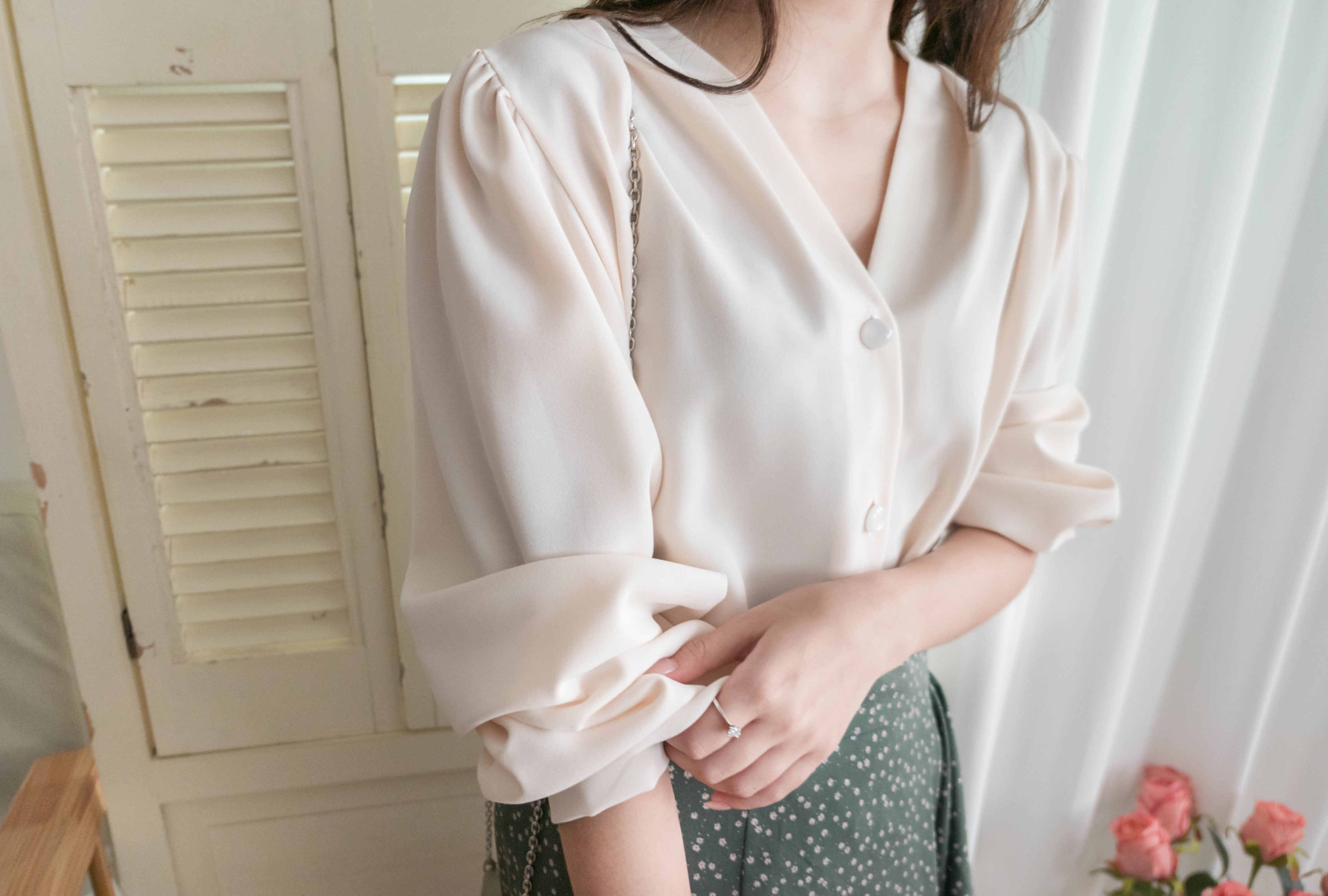 V Pleated 不透膚通透鈕扣質感雪紡, Blouse/ BU8965