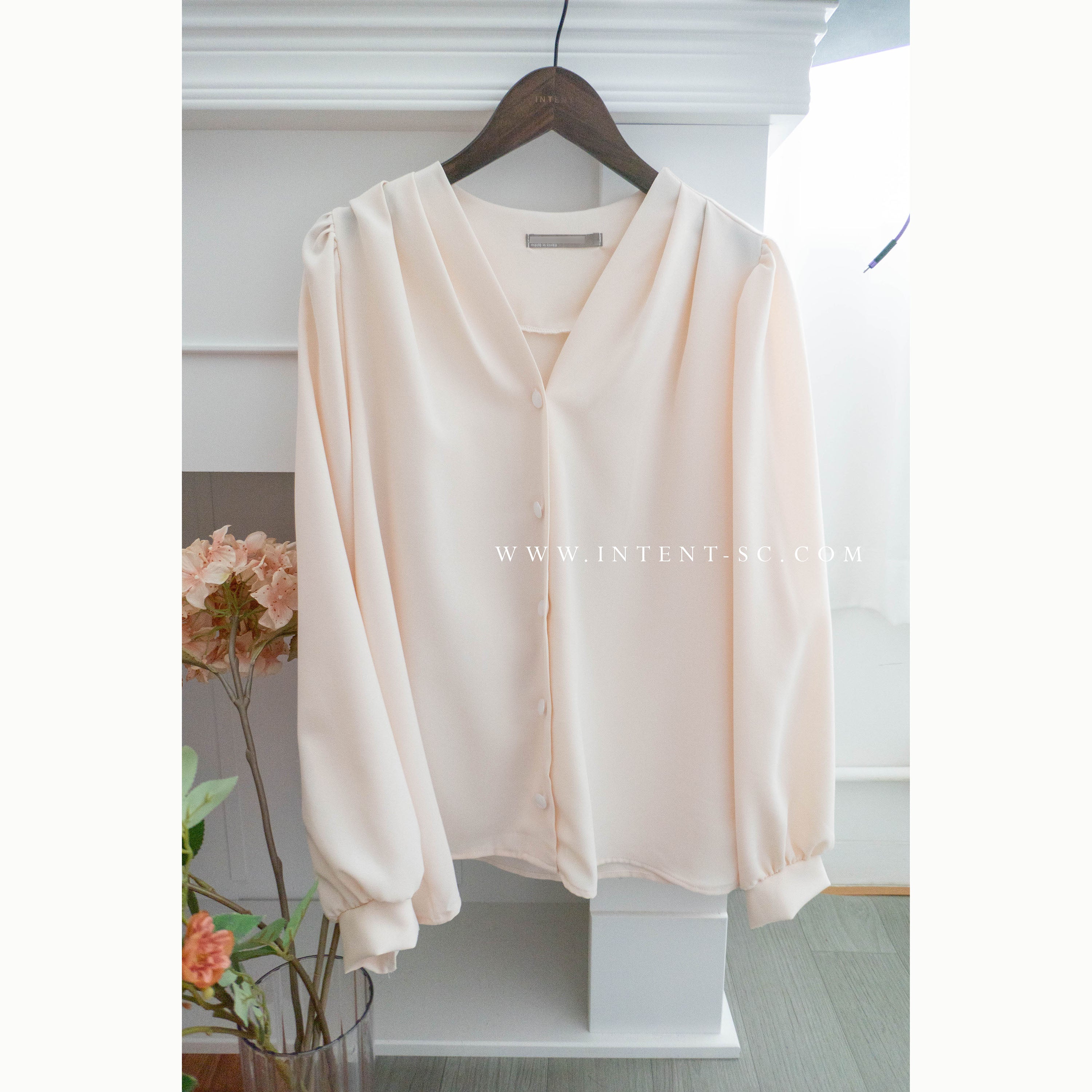 V Pleated 不透膚通透鈕扣質感雪紡, Blouse/ BU8965