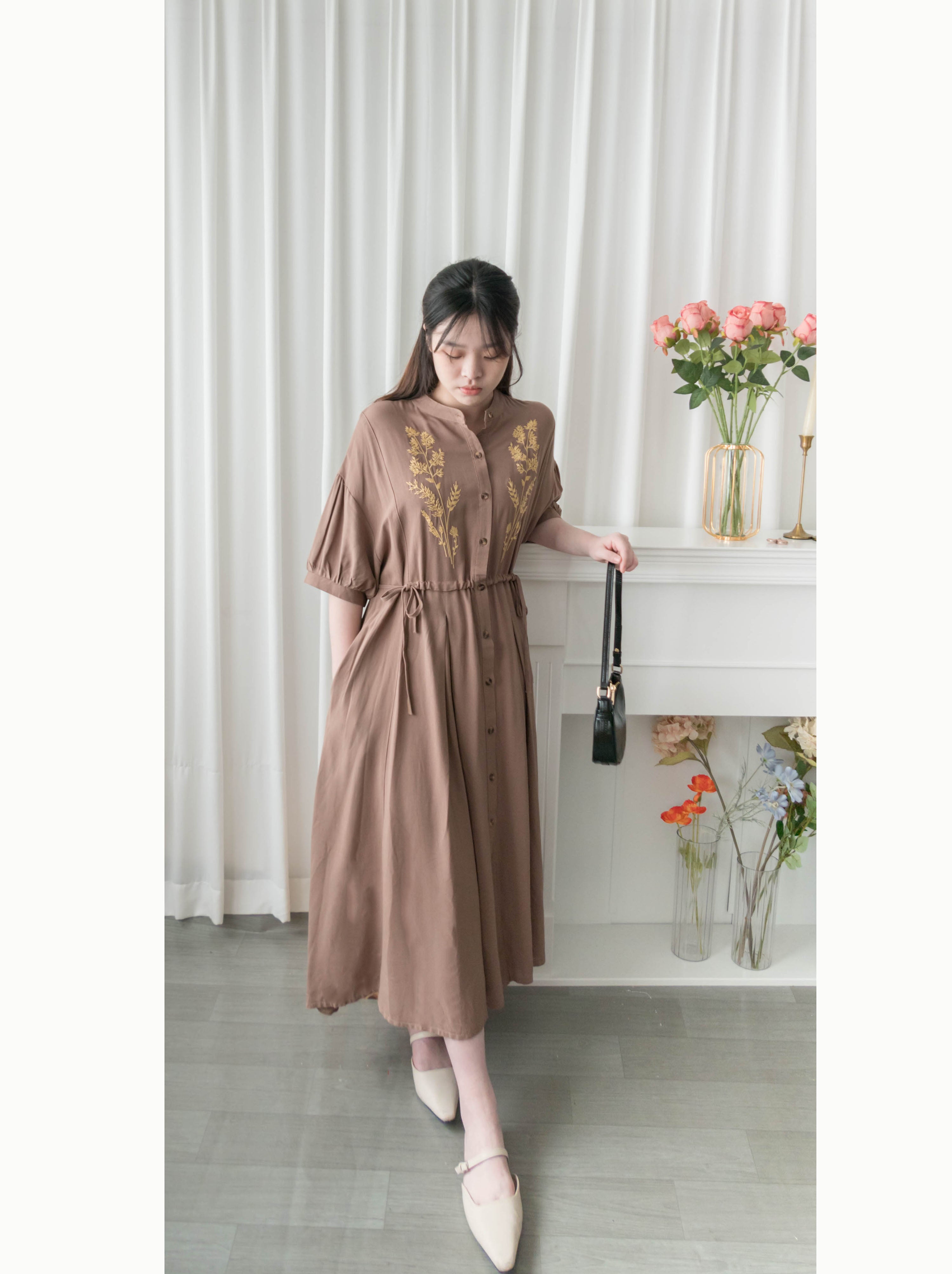 Wheat Milktea 燕麥奶茶刺繡側修腰百褶口袋連身裙, Dress/ DS9342