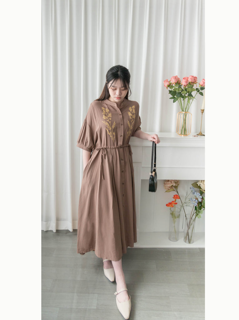 Wheat Milktea 燕麥奶茶刺繡側修腰百褶口袋連身裙, Dress/ DS9342