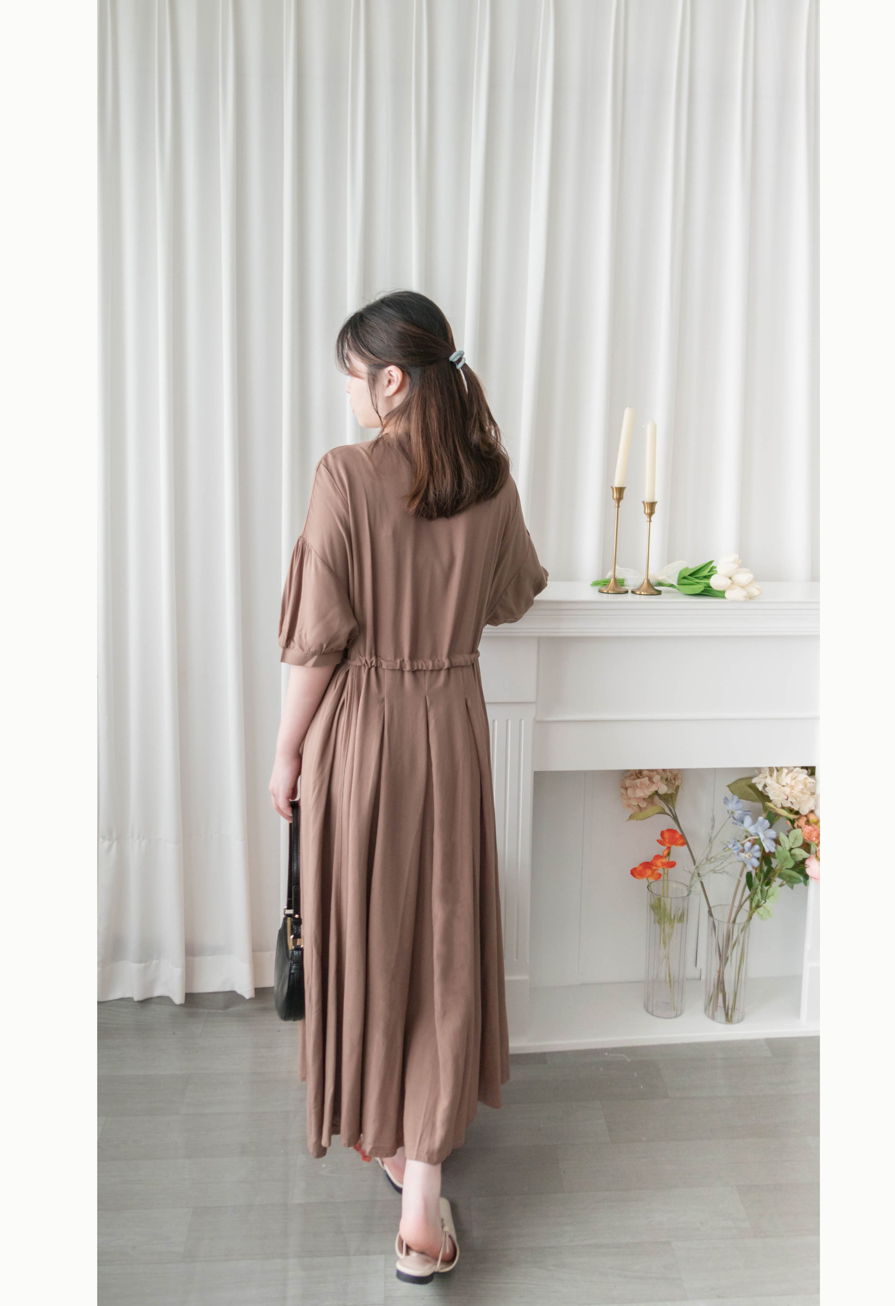 Wheat Milktea 燕麥奶茶刺繡側修腰百褶口袋連身裙, Dress/ DS9342