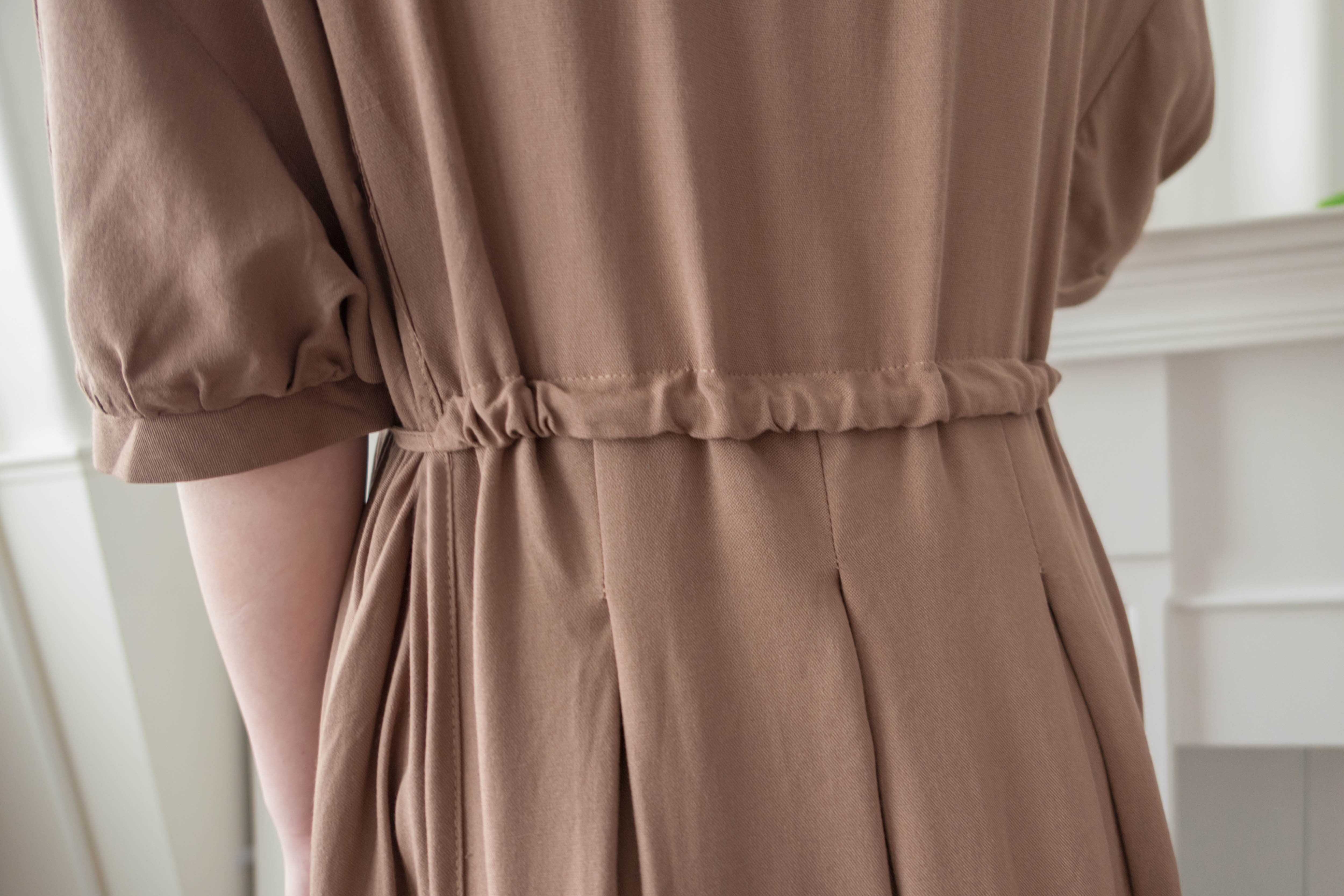 Wheat Milktea 燕麥奶茶刺繡側修腰百褶口袋連身裙, Dress/ DS9342