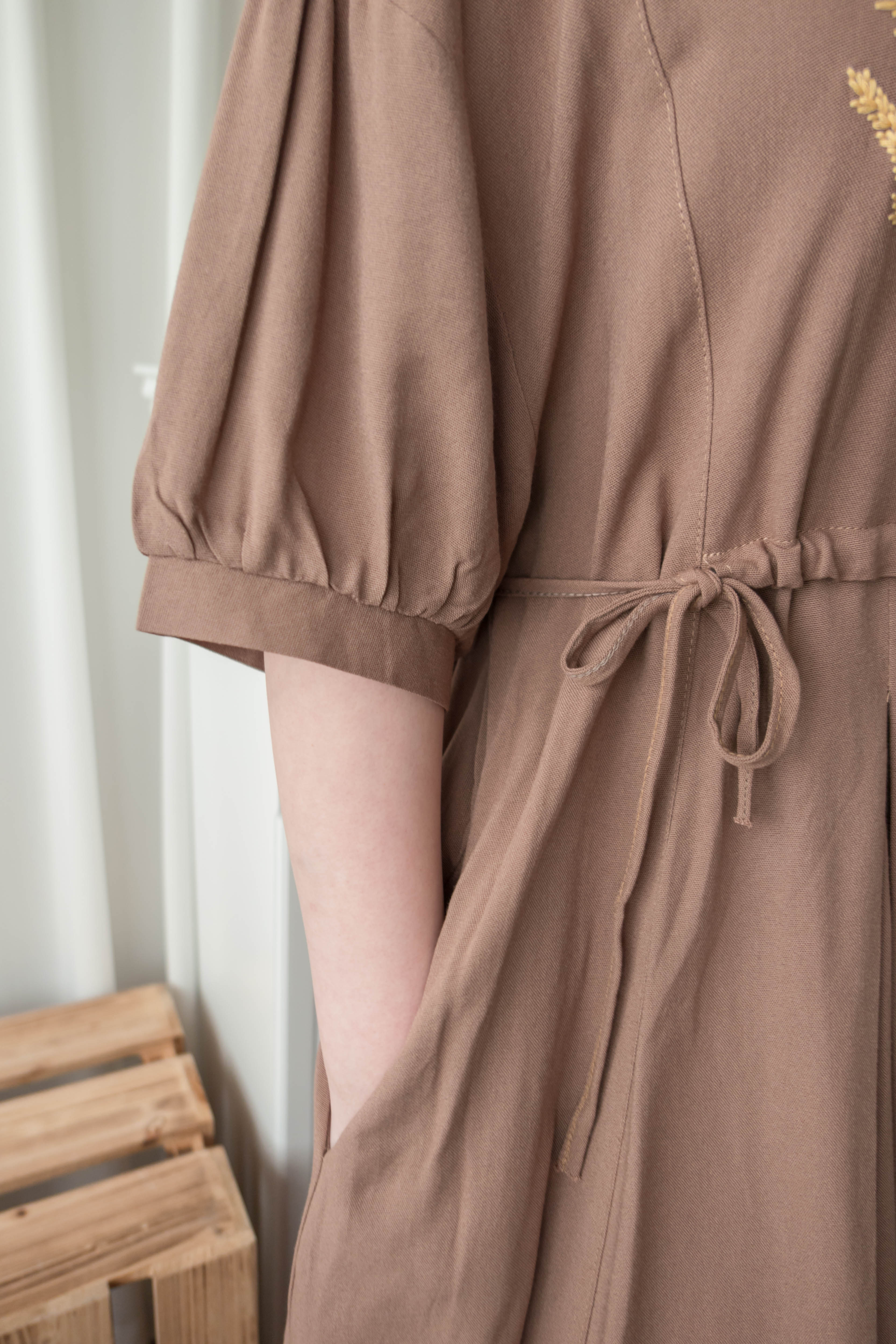 Wheat Milktea 燕麥奶茶刺繡側修腰百褶口袋連身裙, Dress/ DS9342