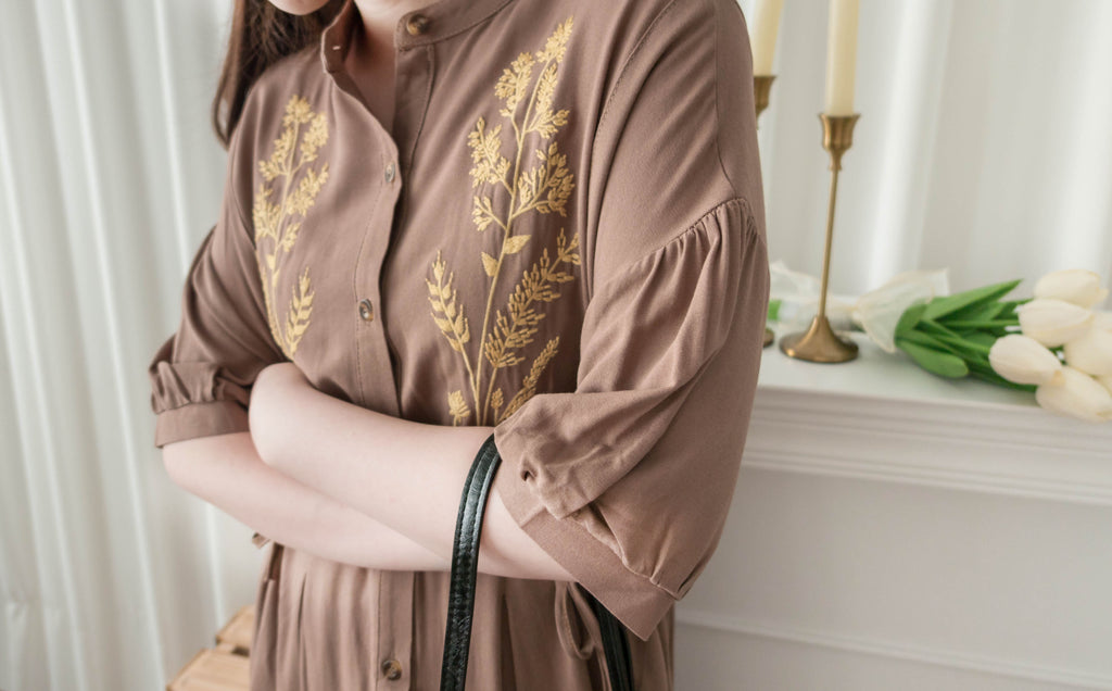 Wheat Milktea 燕麥奶茶刺繡側修腰百褶口袋連身裙, Dress/ DS9342
