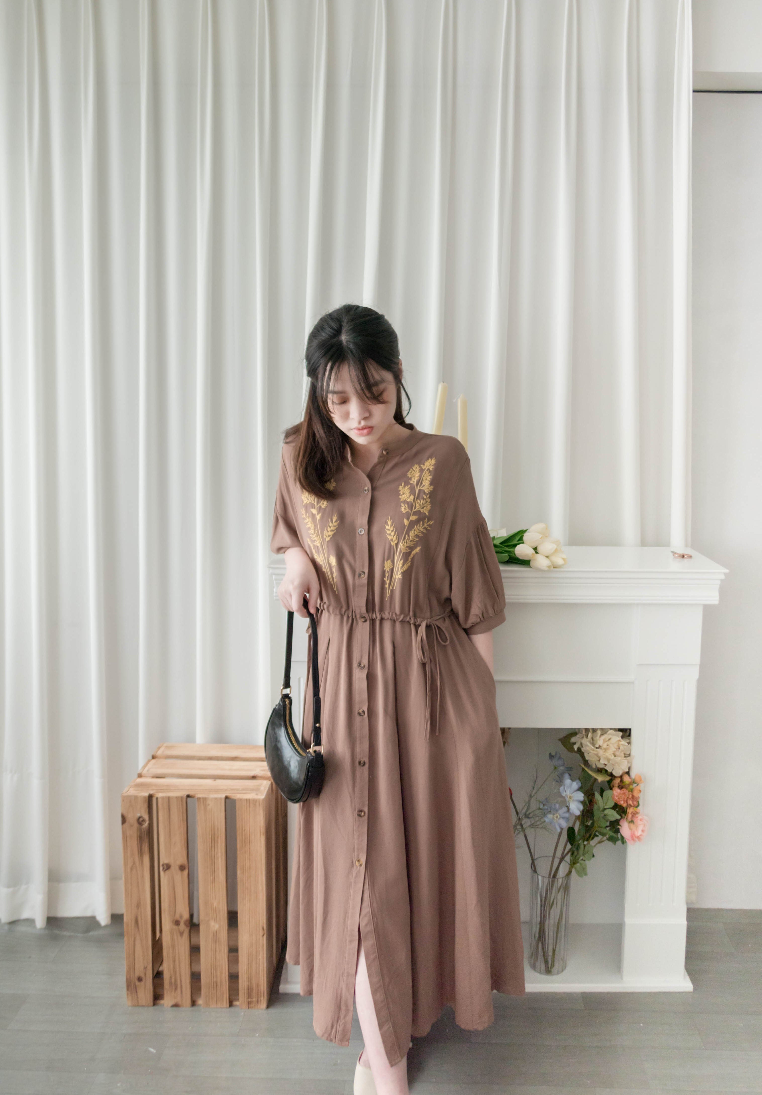 Wheat Milktea 燕麥奶茶刺繡側修腰百褶口袋連身裙, Dress/ DS9342