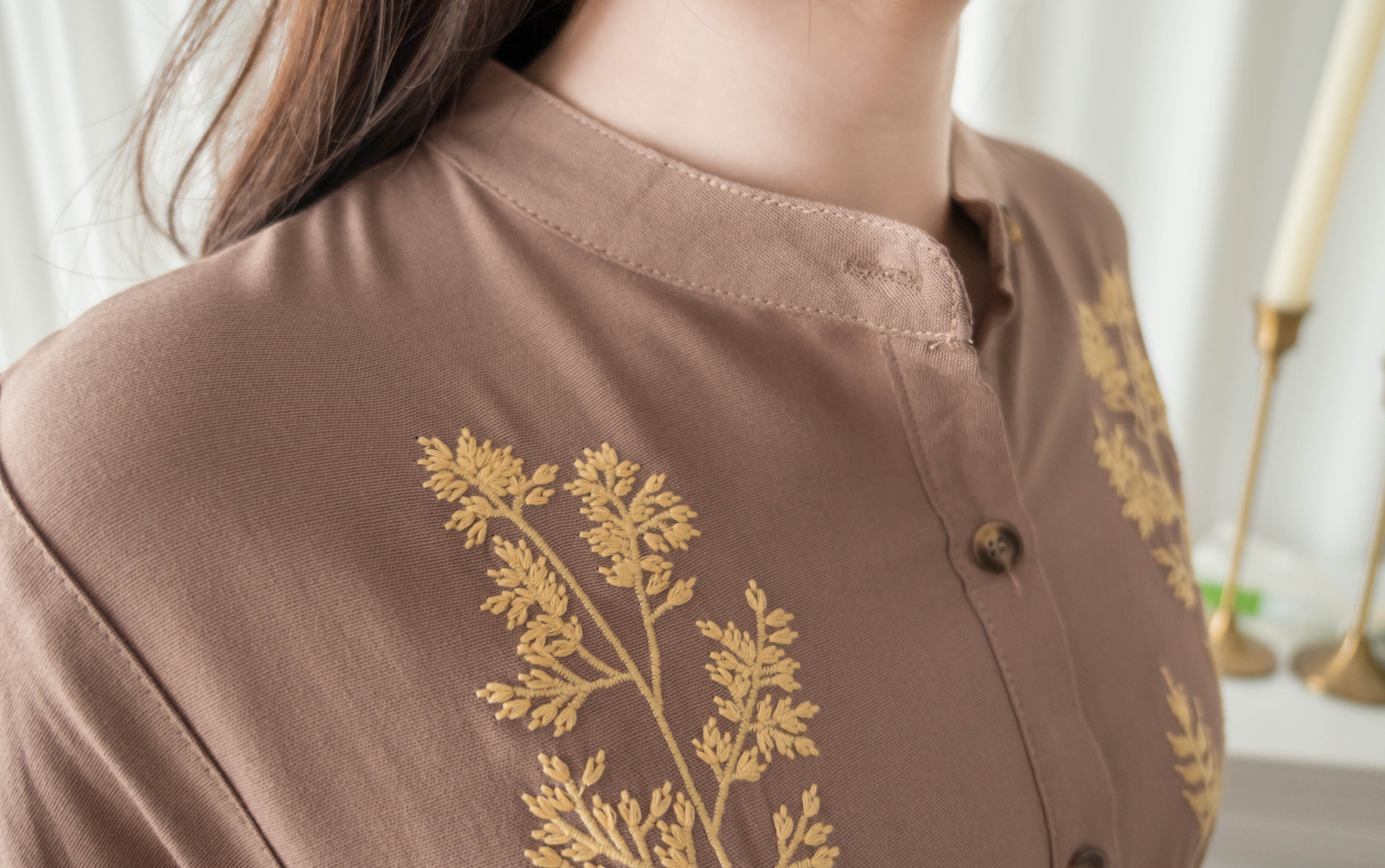 Wheat Milktea 燕麥奶茶刺繡側修腰百褶口袋連身裙, Dress/ DS9342