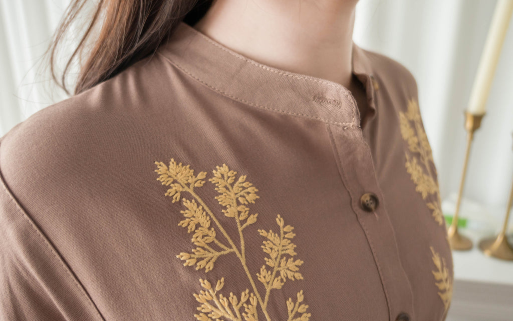 Wheat Milktea 燕麥奶茶刺繡側修腰百褶口袋連身裙, Dress/ DS9342