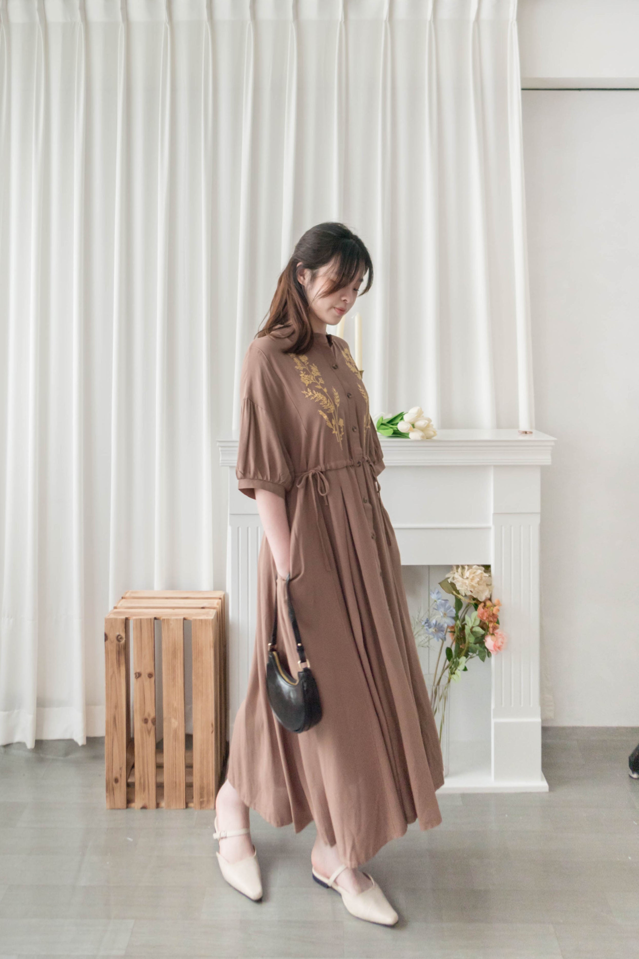 Wheat Milktea 燕麥奶茶刺繡側修腰百褶口袋連身裙, Dress/ DS9342