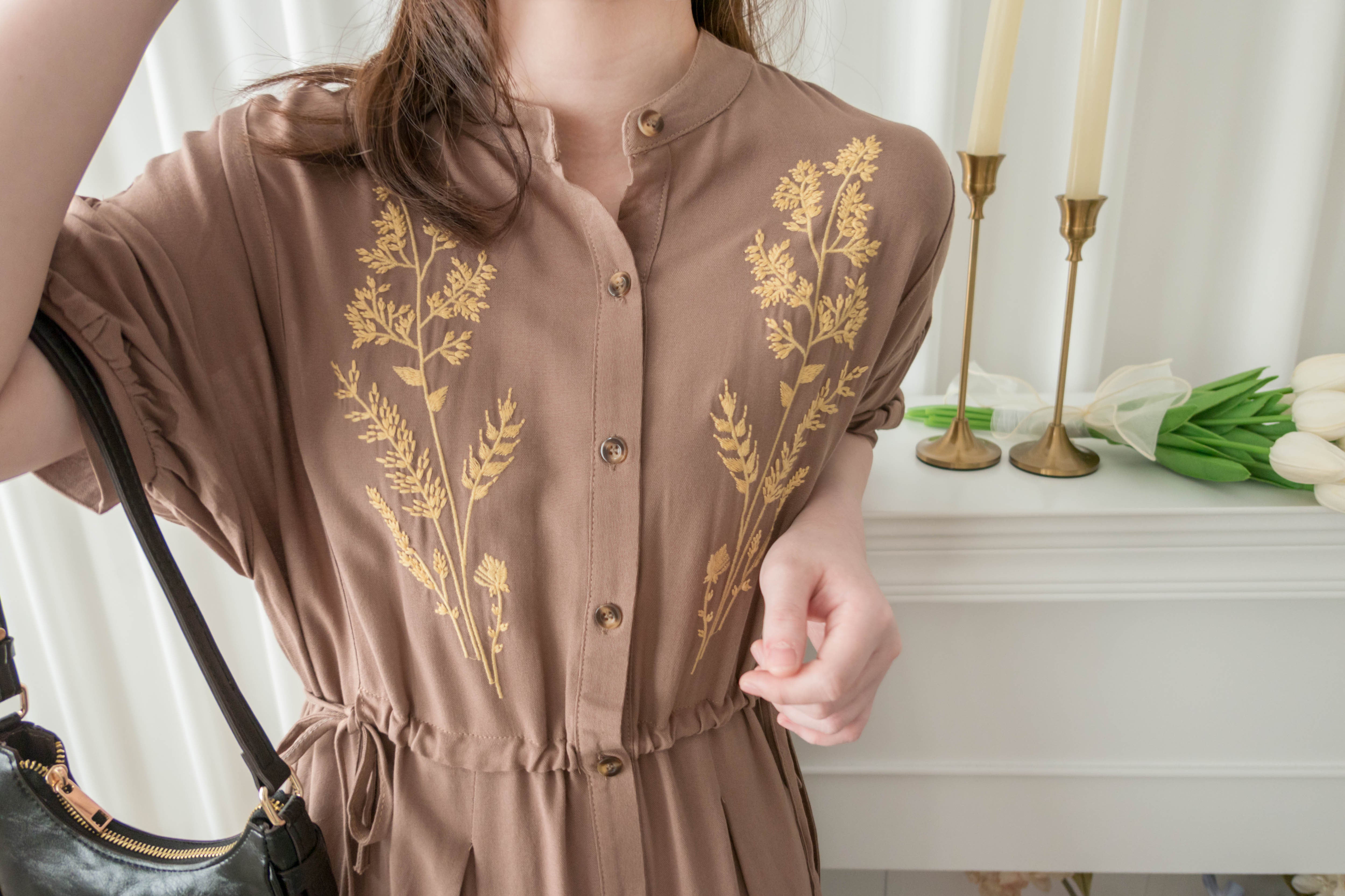 Wheat Milktea 燕麥奶茶刺繡側修腰百褶口袋連身裙, Dress/ DS9342