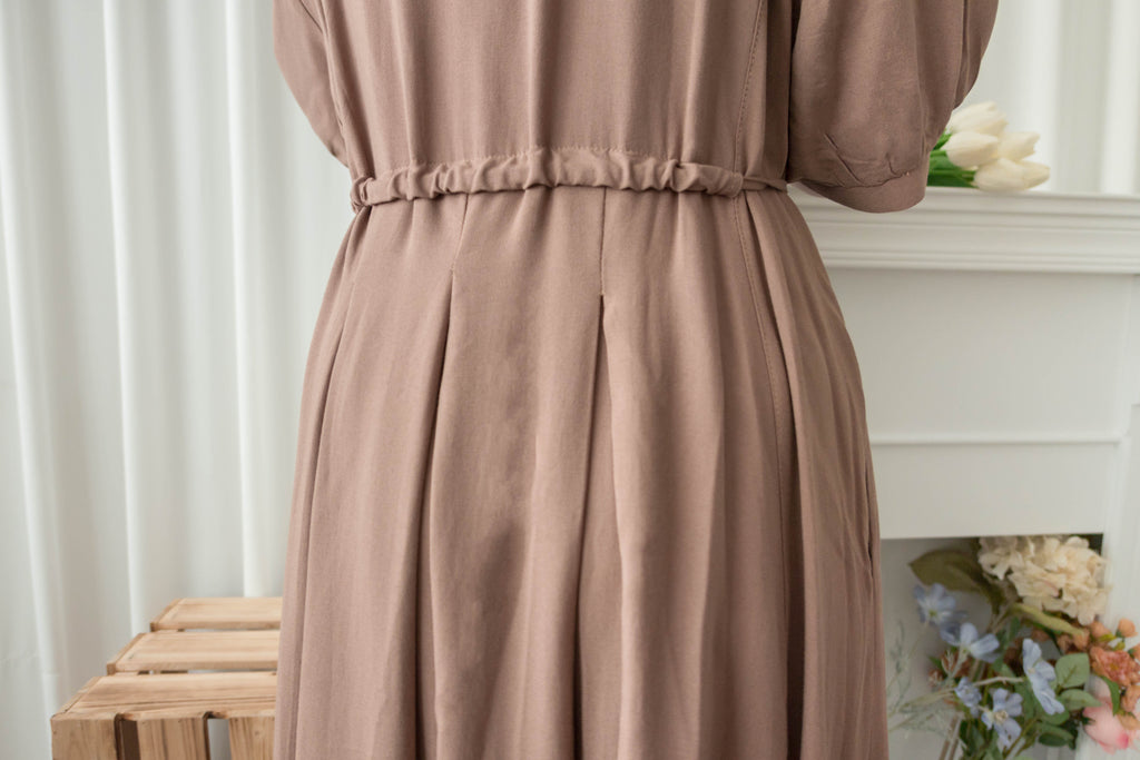 Wheat Milktea 燕麥奶茶刺繡側修腰百褶口袋連身裙, Dress/ DS9342