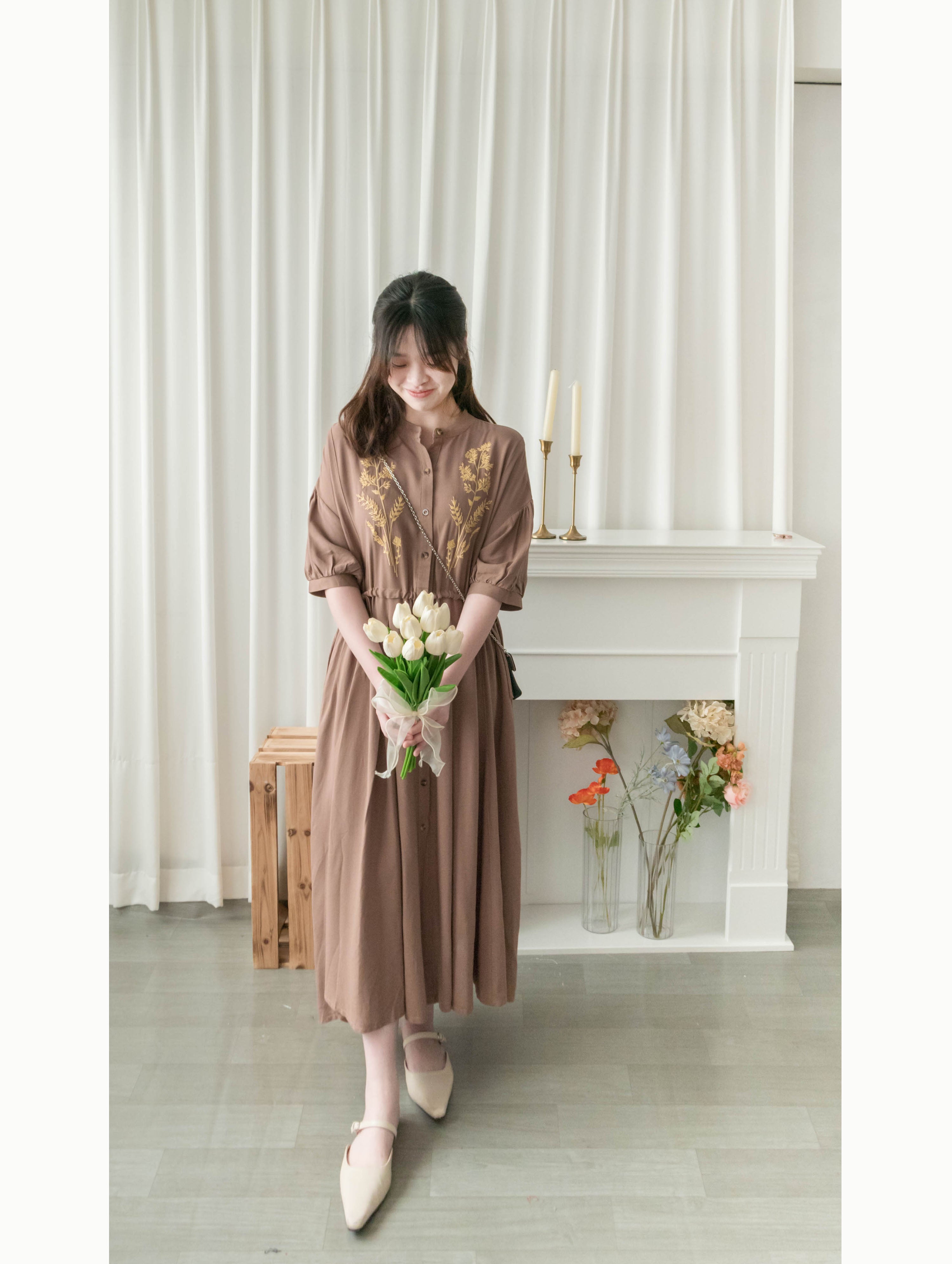 Wheat Milktea 燕麥奶茶刺繡側修腰百褶口袋連身裙, Dress/ DS9342