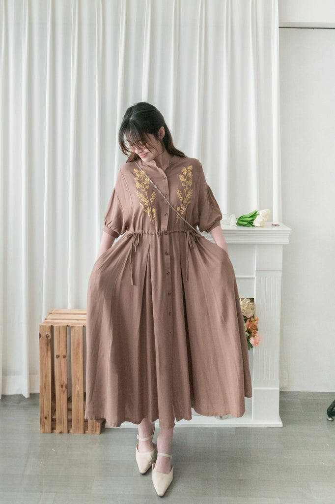 Wheat Milktea 燕麥奶茶刺繡側修腰百褶口袋連身裙, Dress/ DS9342