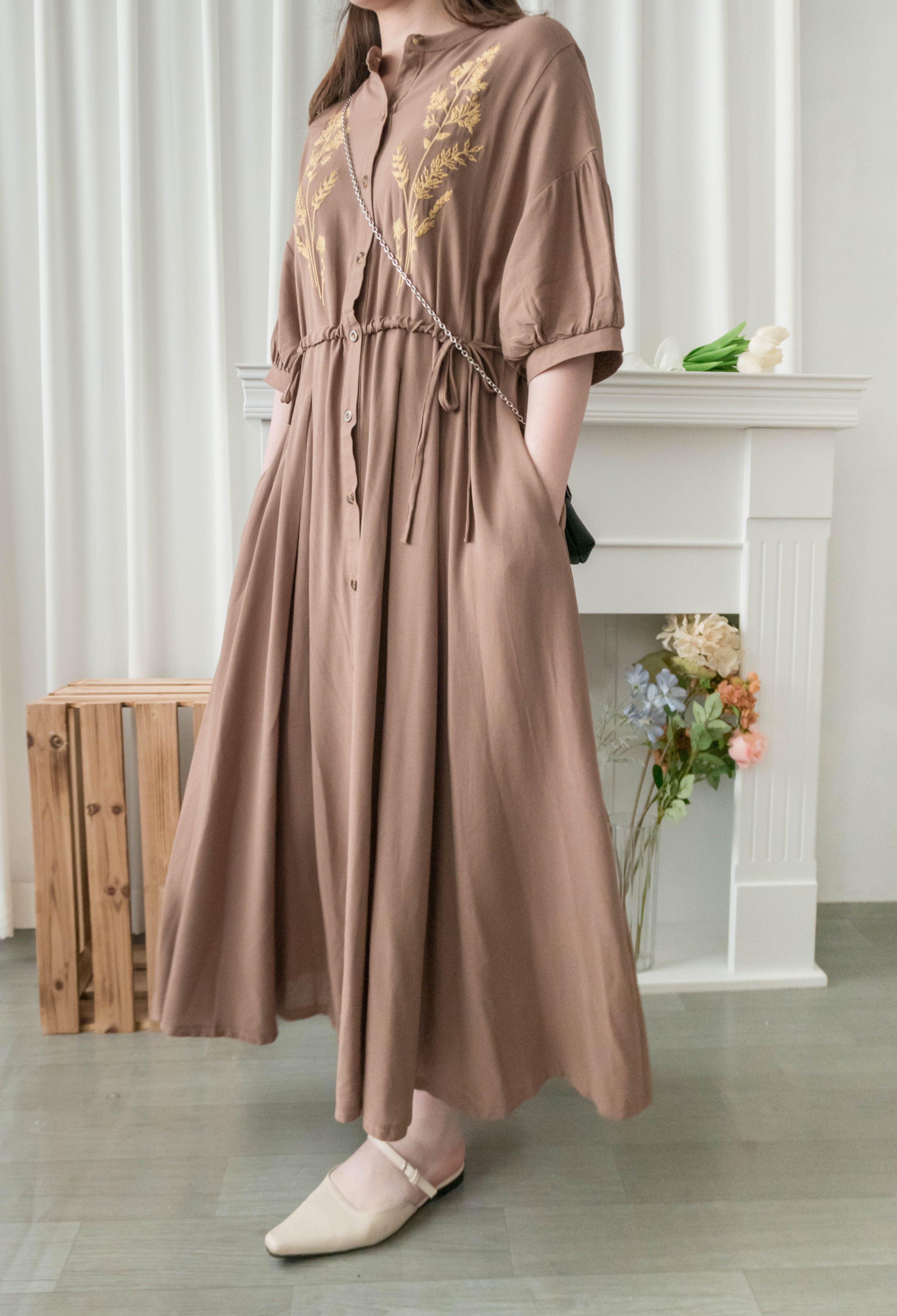 Wheat Milktea 燕麥奶茶刺繡側修腰百褶口袋連身裙, Dress/ DS9342