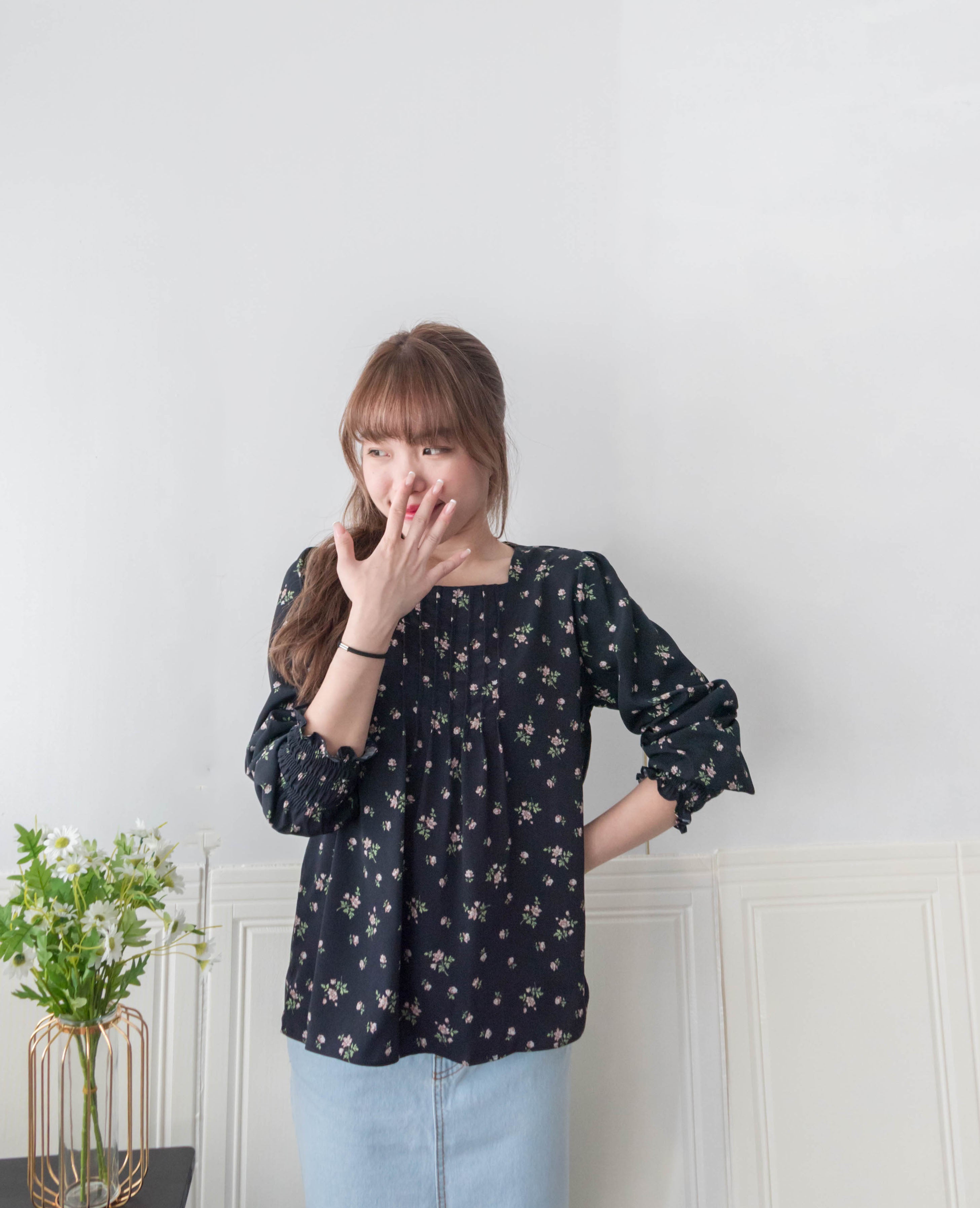 Rose Square 光澤黑色方領車褶薔薇印花, Blouse/ BU8975