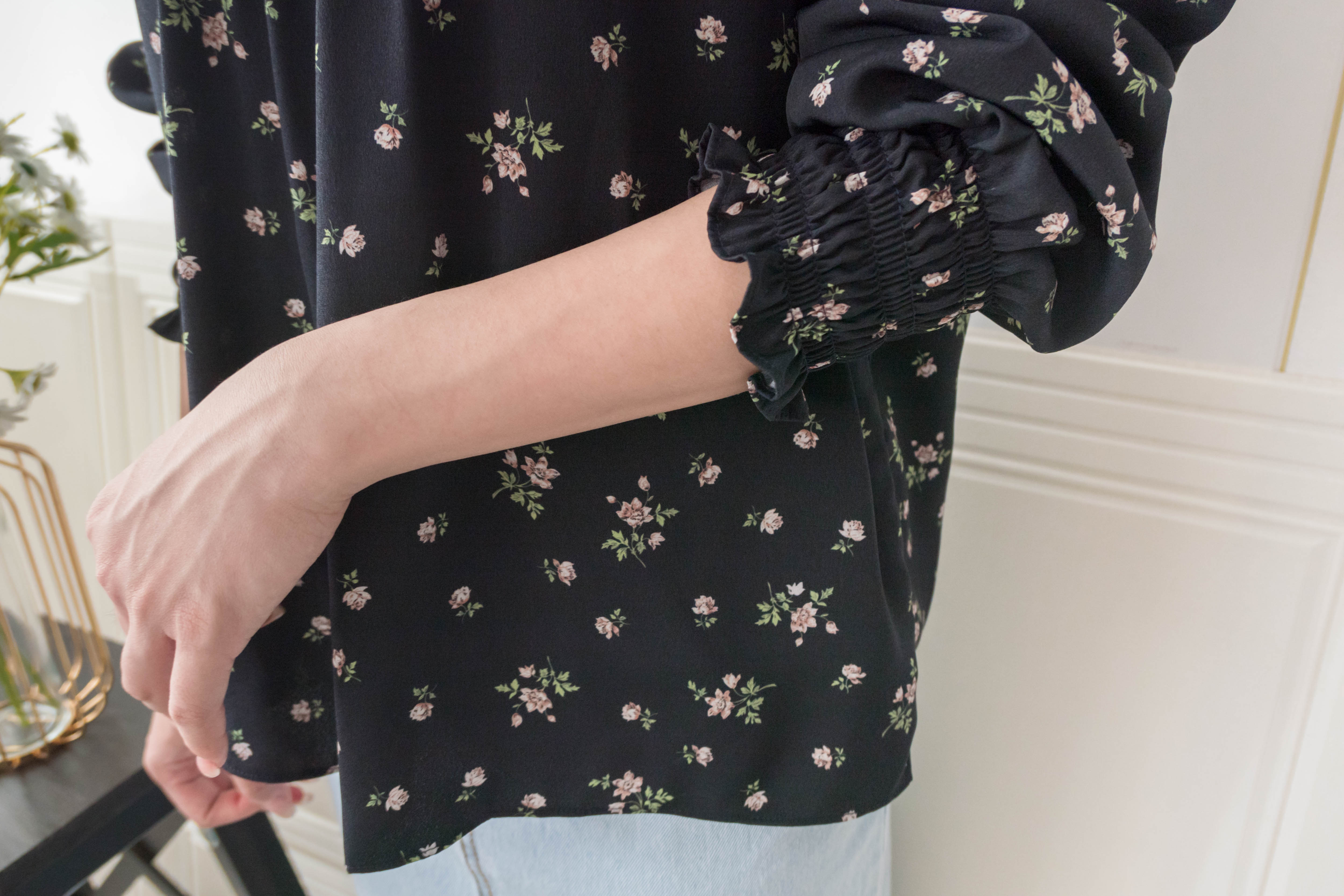 Rose Square 光澤黑色方領車褶薔薇印花, Blouse/ BU8975