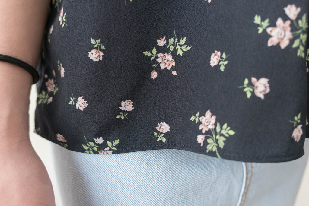 Rose Square 光澤黑色方領車褶薔薇印花, Blouse/ BU8975
