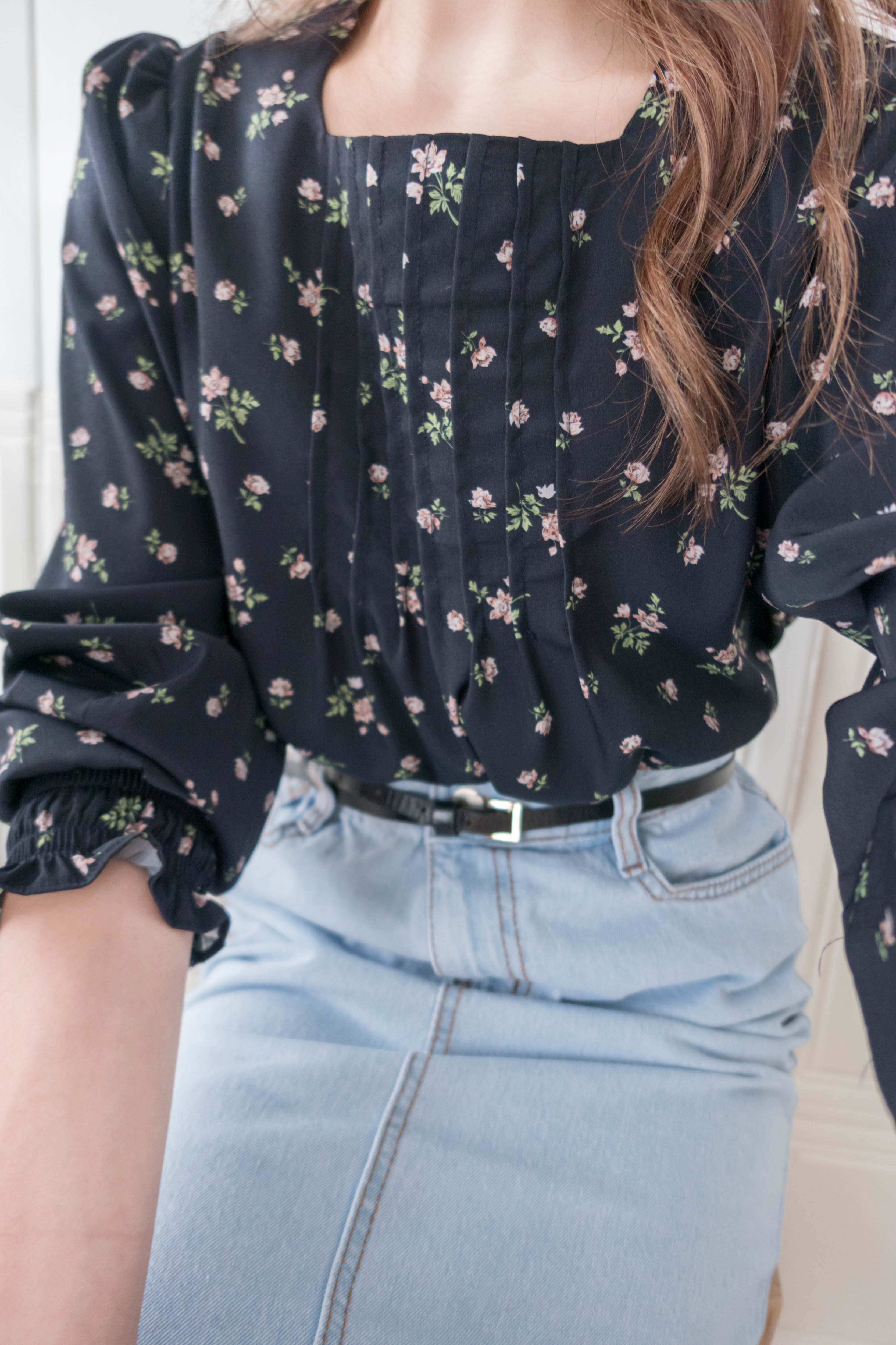 Rose Square 光澤黑色方領車褶薔薇印花, Blouse/ BU8975