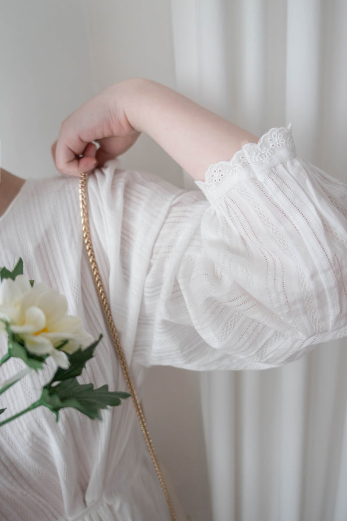 White Lace 白色後金鈕花邊手袖口袋民族通花修腰, Blouse/ DS9337