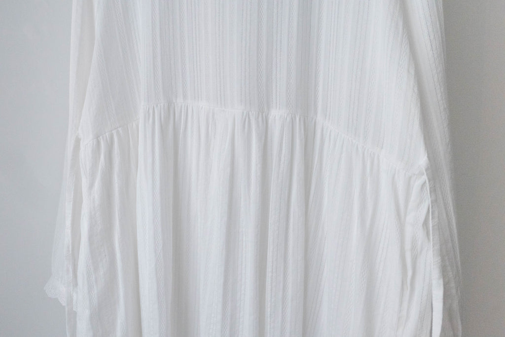 White Lace 白色後金鈕花邊手袖口袋民族通花修腰, Blouse/ DS9337
