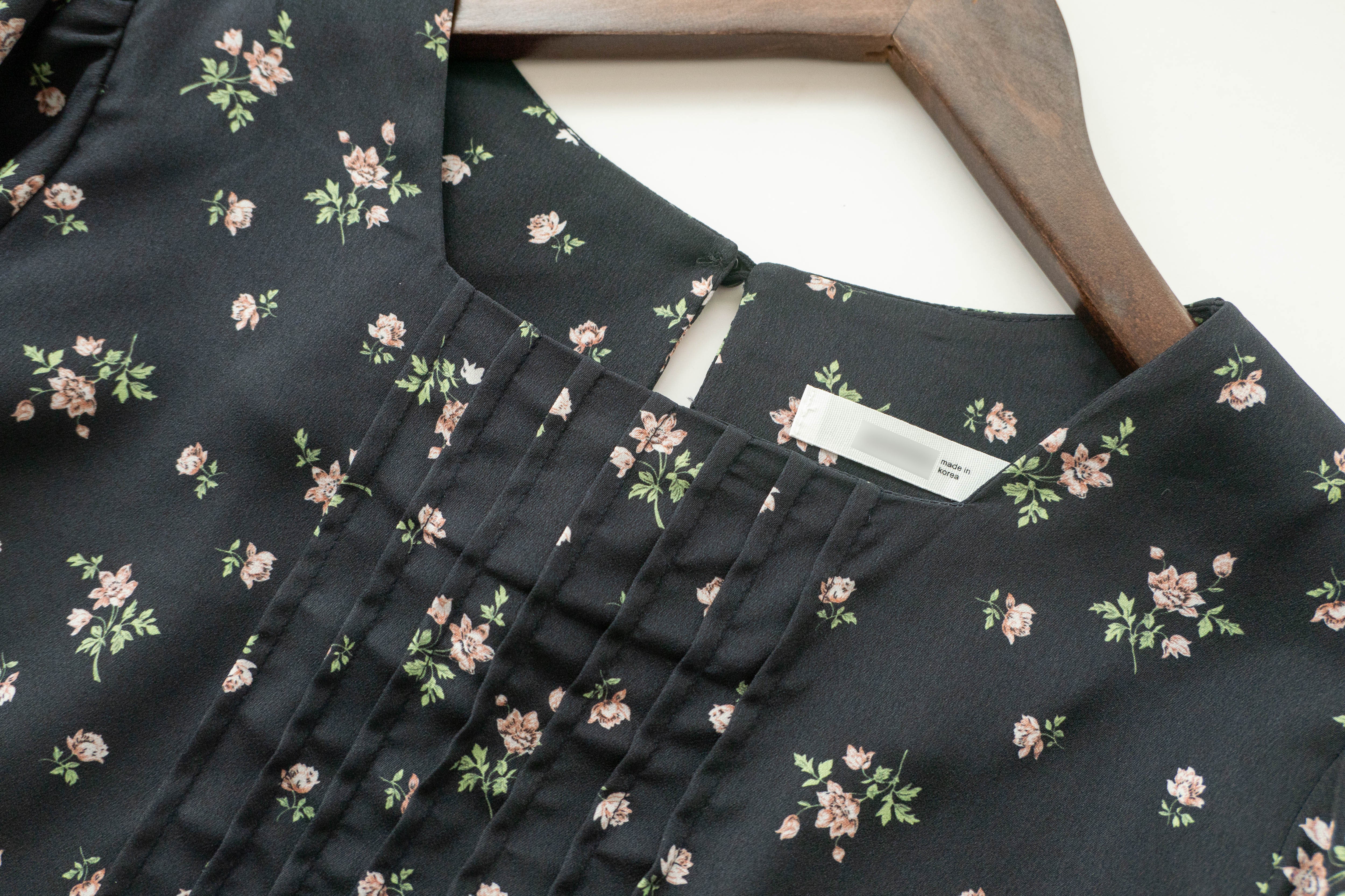 Rose Square 光澤黑色方領車褶薔薇印花, Blouse/ BU8975