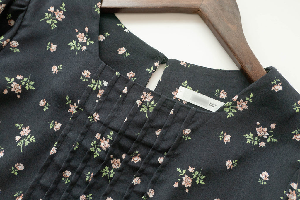 Rose Square 光澤黑色方領車褶薔薇印花, Blouse/ BU8975