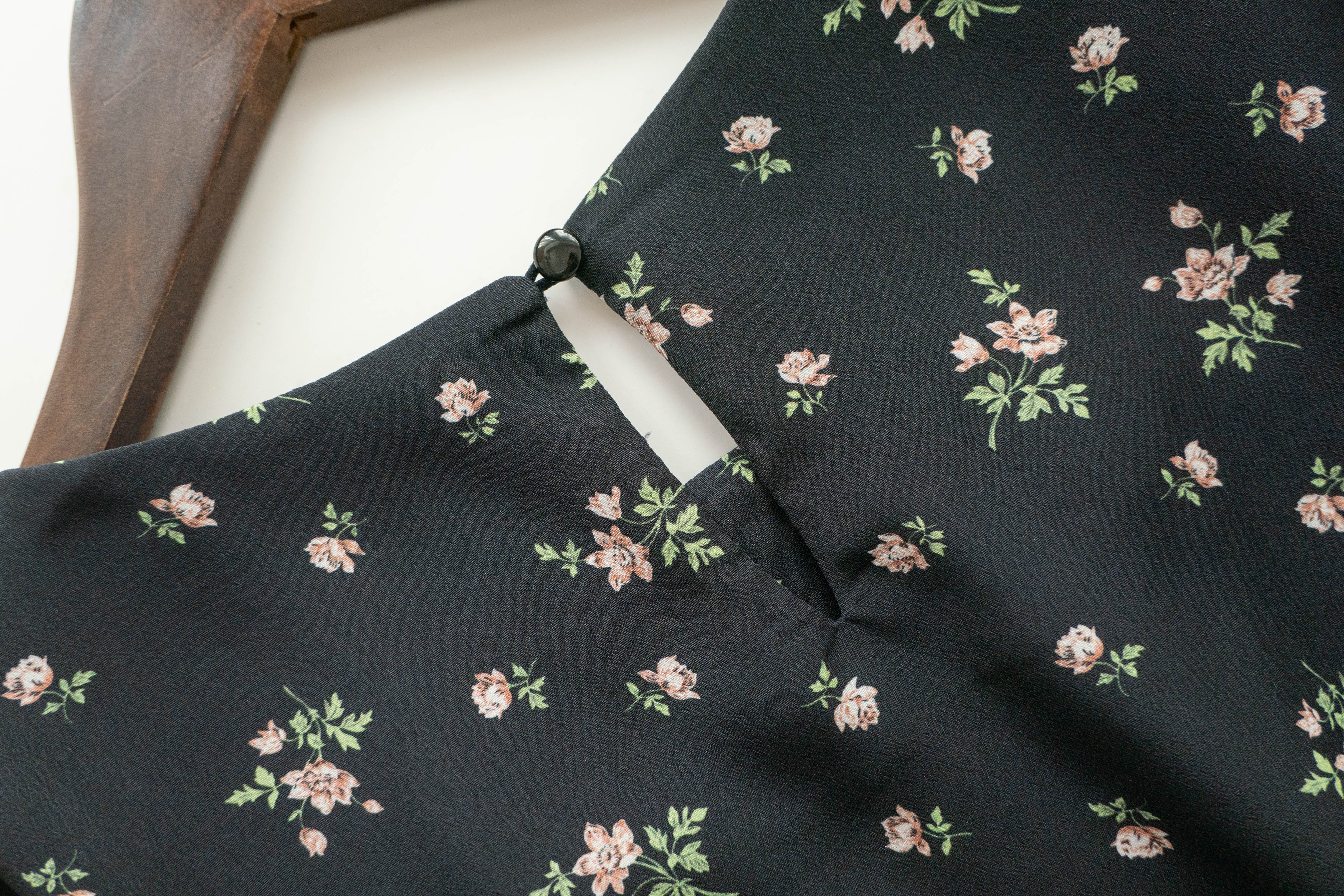 Rose Square 光澤黑色方領車褶薔薇印花, Blouse/ BU8975