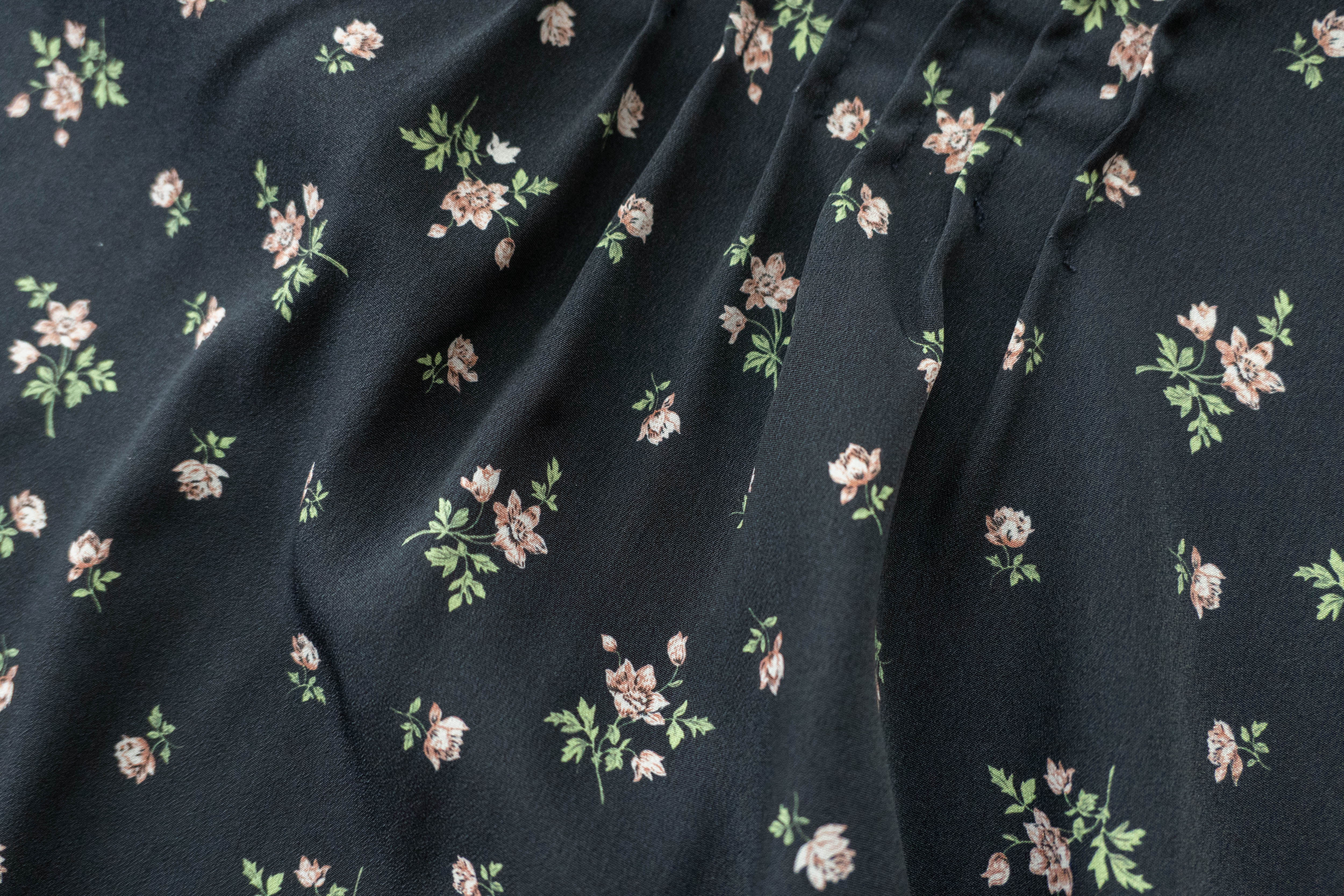 Rose Square 光澤黑色方領車褶薔薇印花, Blouse/ BU8975