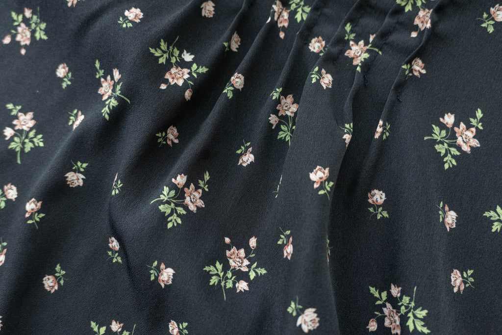 Rose Square 光澤黑色方領車褶薔薇印花, Blouse/ BU8975