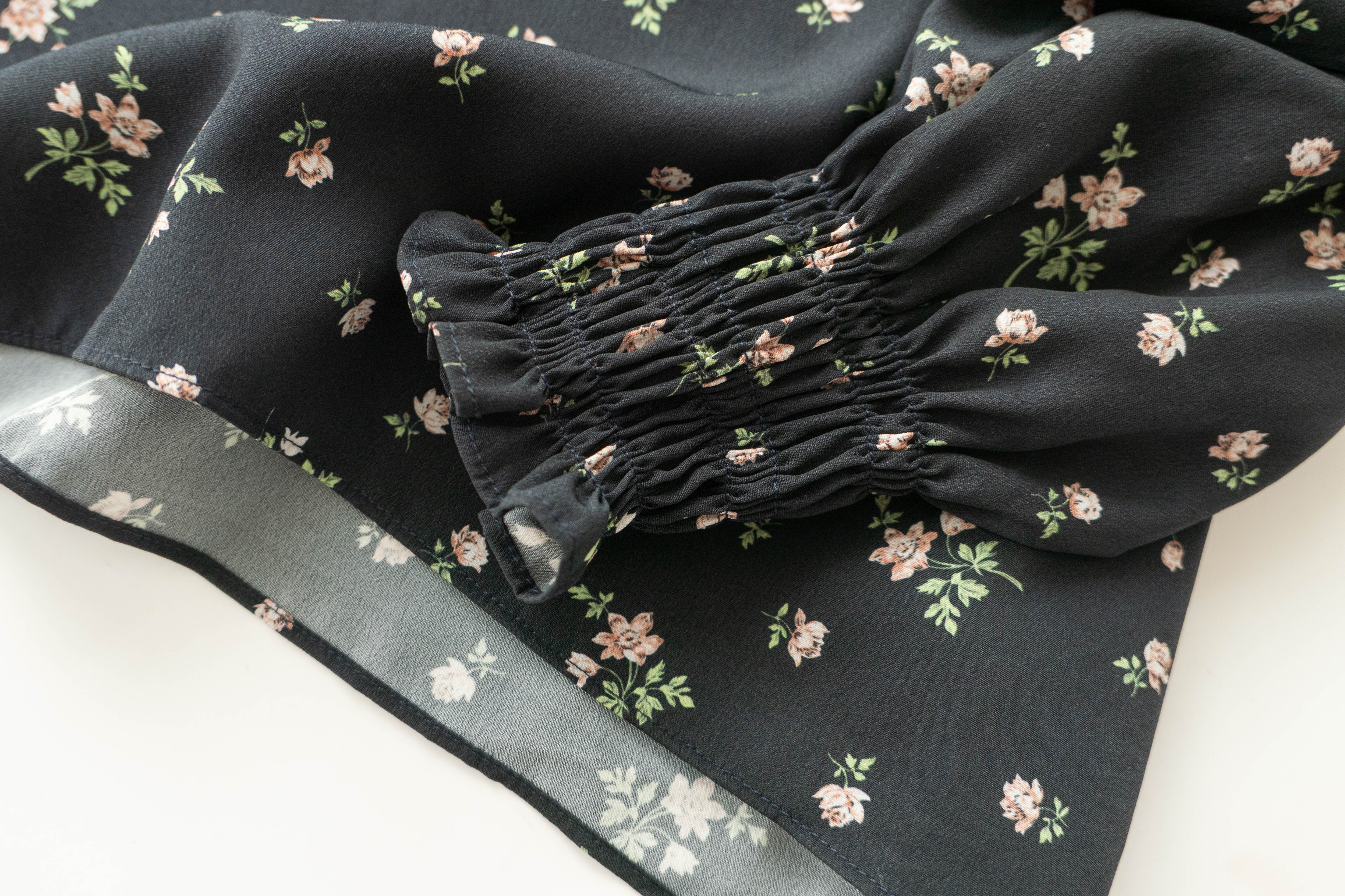 Rose Square 光澤黑色方領車褶薔薇印花, Blouse/ BU8975