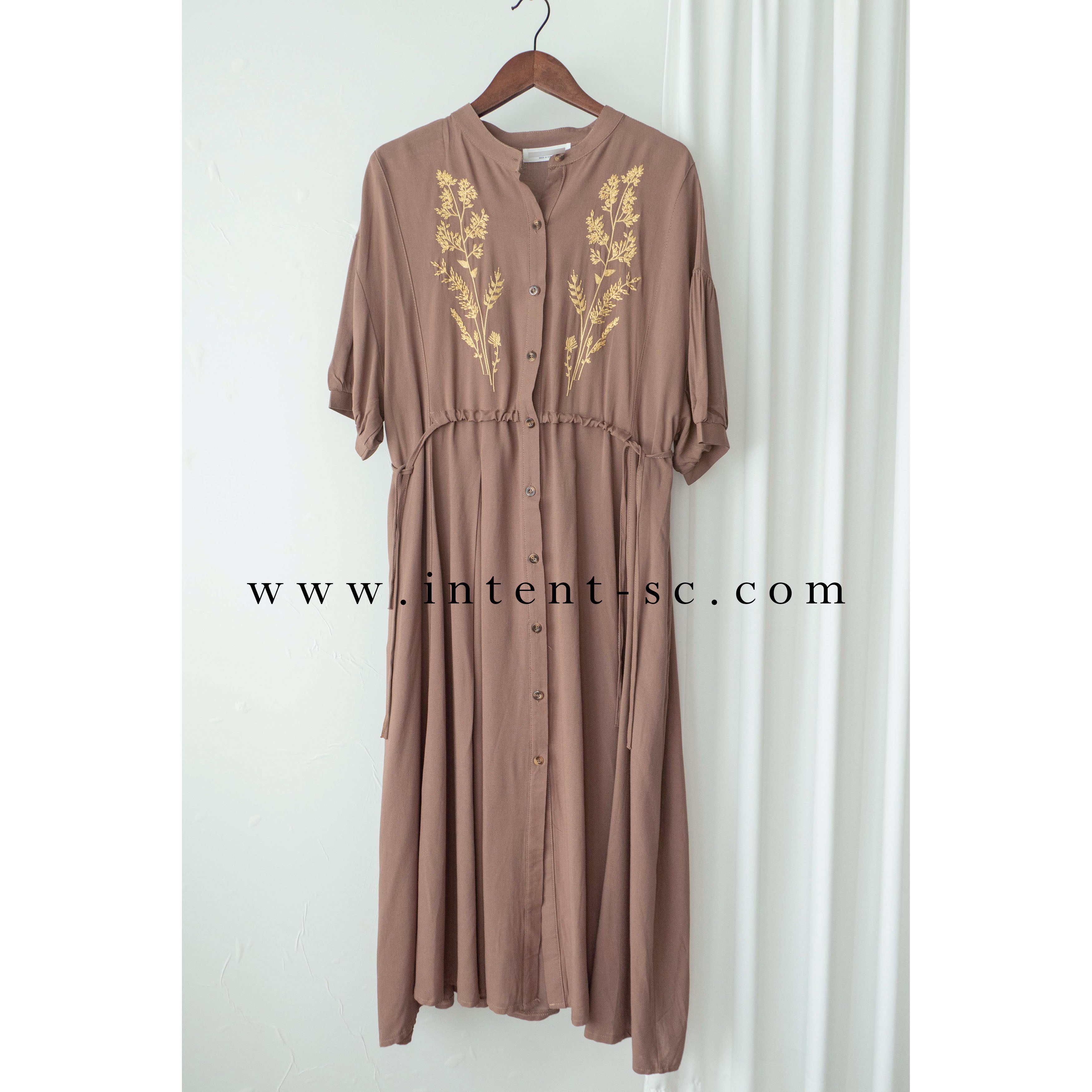 Wheat Milktea 燕麥奶茶刺繡側修腰百褶口袋連身裙, Dress/ DS9342