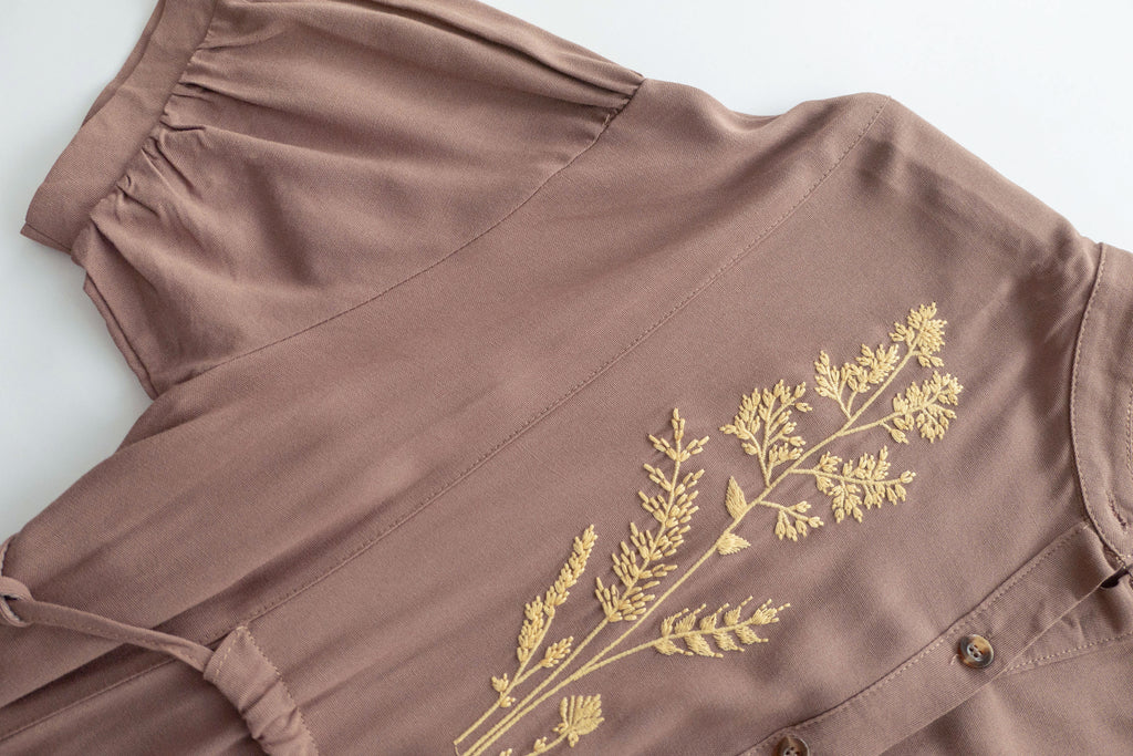 Wheat Milktea 燕麥奶茶刺繡側修腰百褶口袋連身裙, Dress/ DS9342