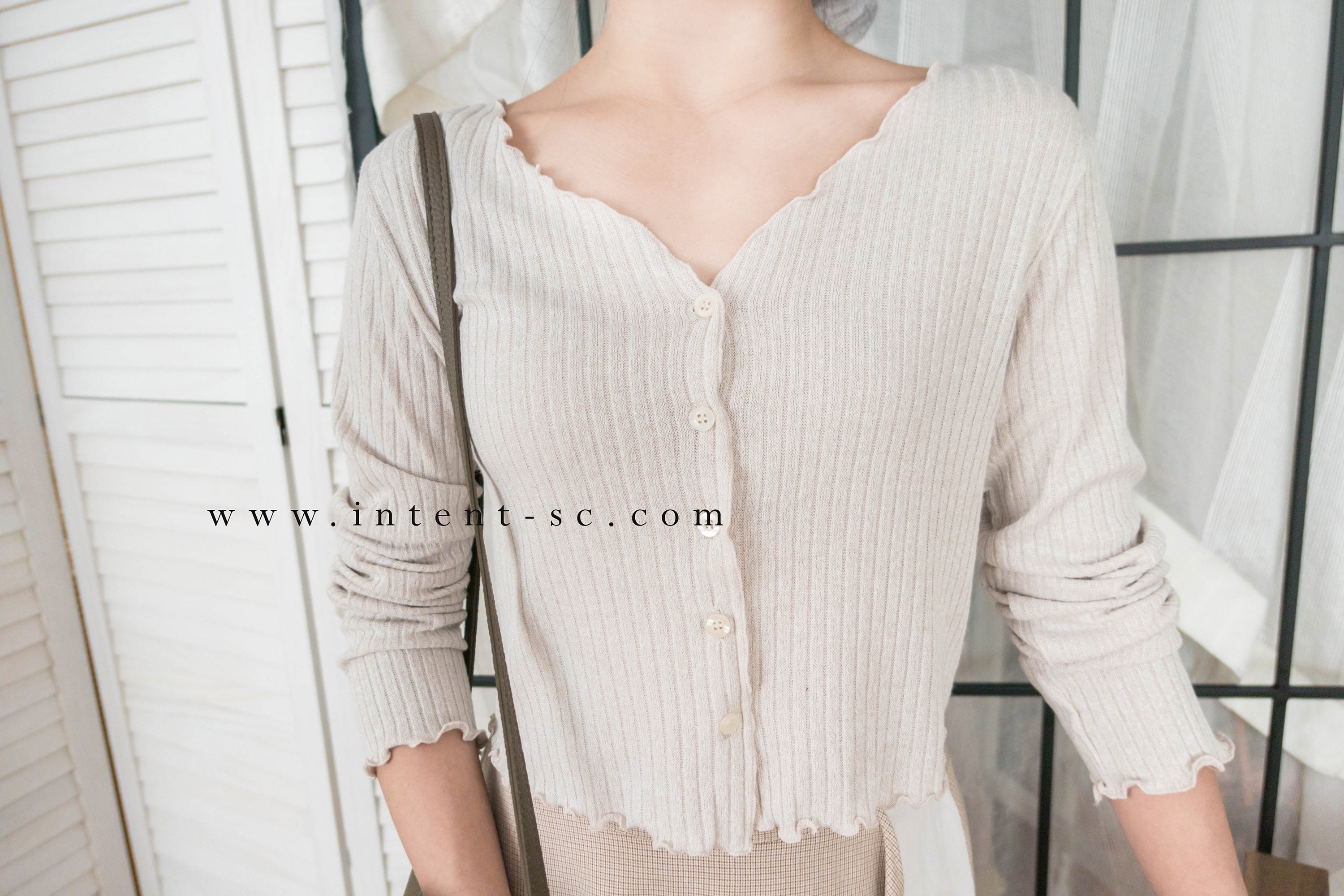 Beige Wavy 溫柔感杏色波浪圍邊大v領彈性棉外套或上衣, Top/ TP8900
