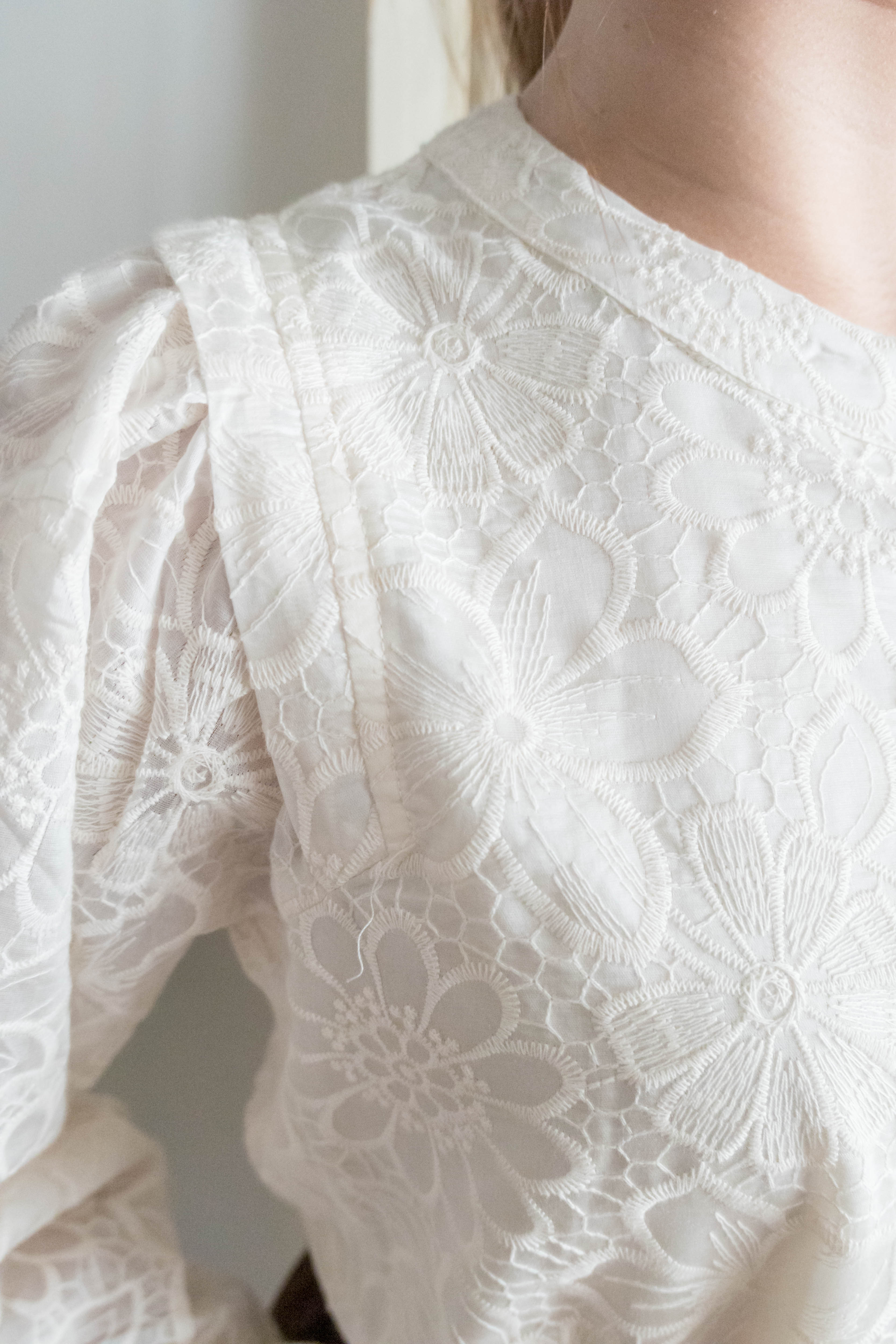 Daisy Lace 蕾絲小花連裡布花邊上衣, Blouse/ BU8979 (不設訂貨款)