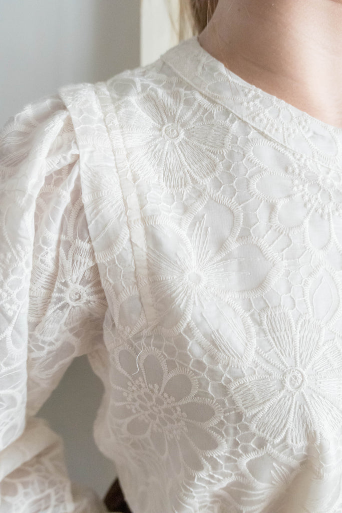 Daisy Lace 蕾絲小花連裡布花邊上衣, Blouse/ BU8979 (不設訂貨款)