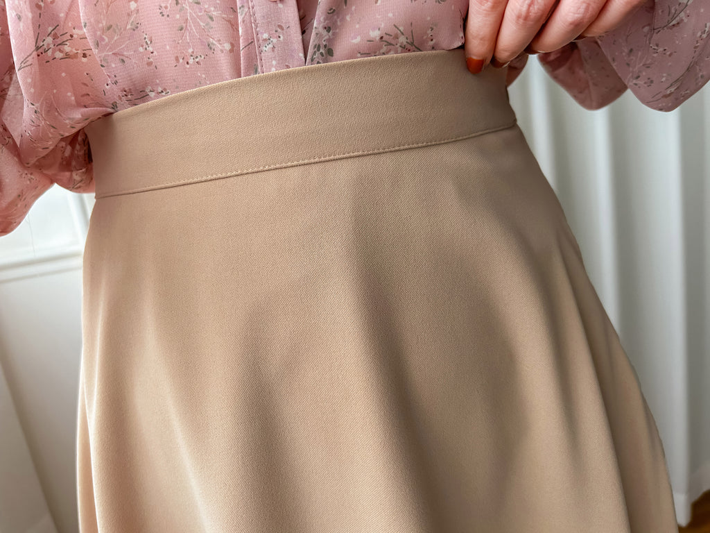 Silk Smooth 四色絲滑質料顯瘦傘形長裙, Skirt/ SK8673 (Ivory/black sold out)