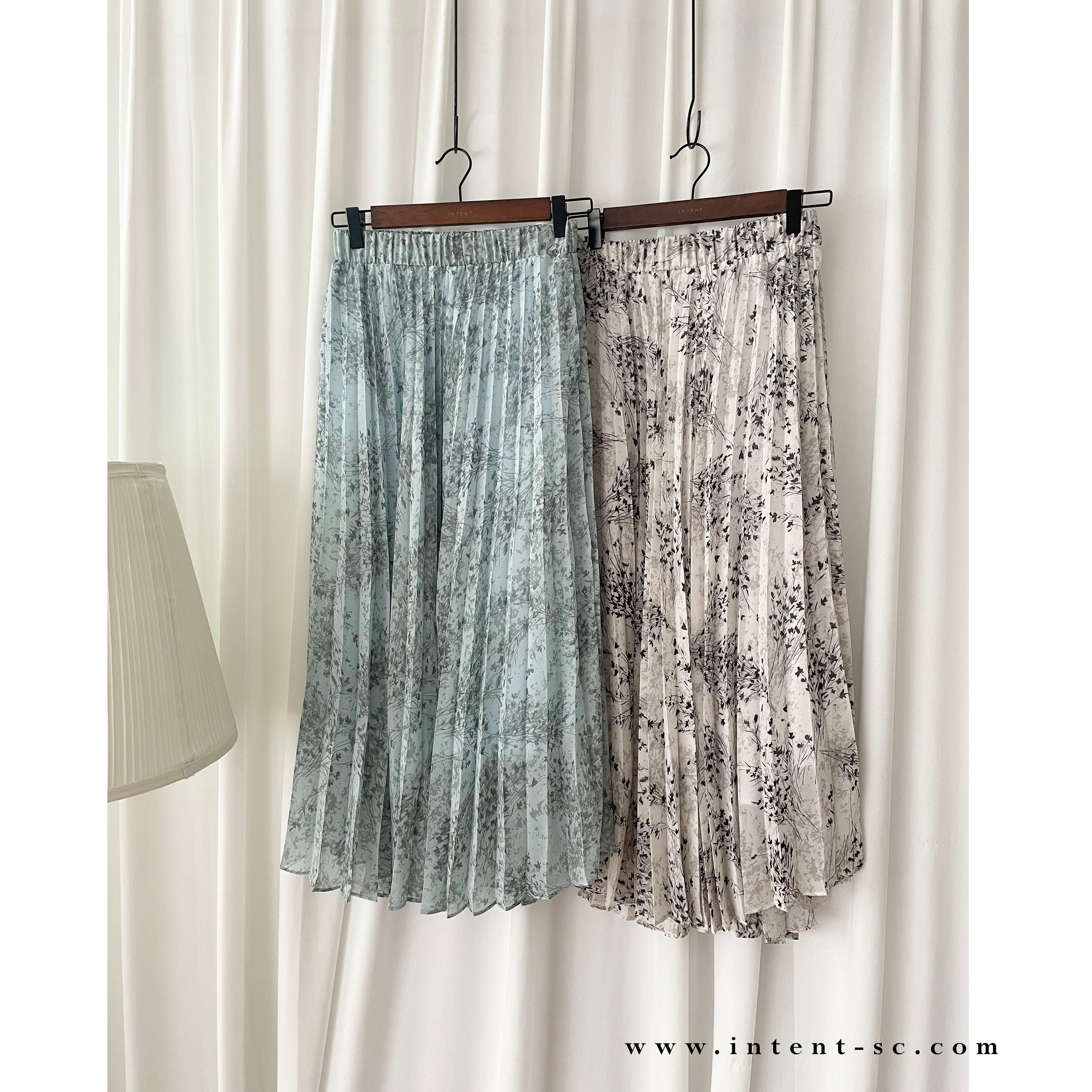 Pleated Garden 輕盈飄飄水影花枝百褶傘裙, Skirt/ SK8623 (White Sold out)